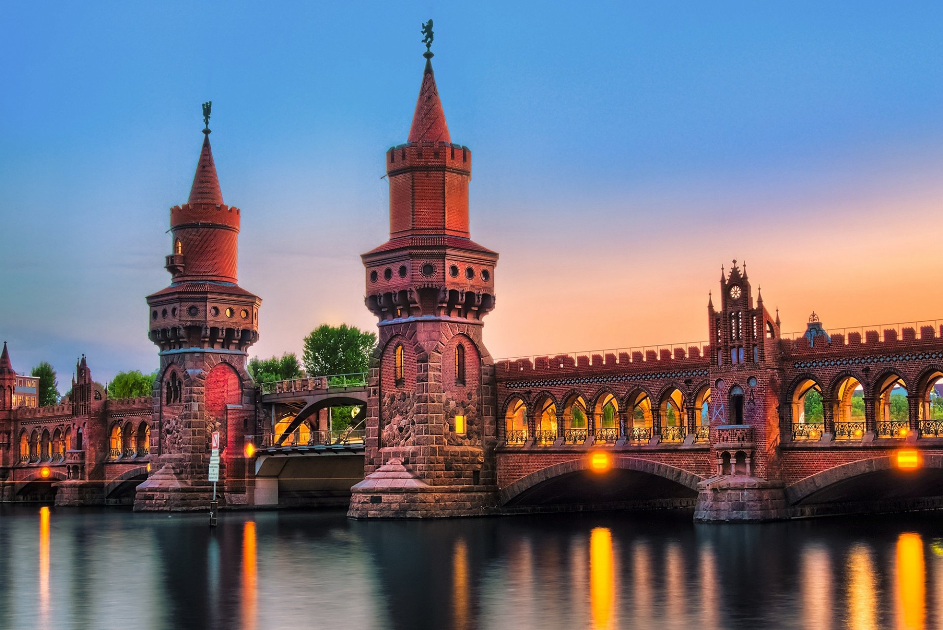 germania berlino oberbaumbrücke città ponte oberbaumbrücke fiume illuminazione retroilluminazione sera