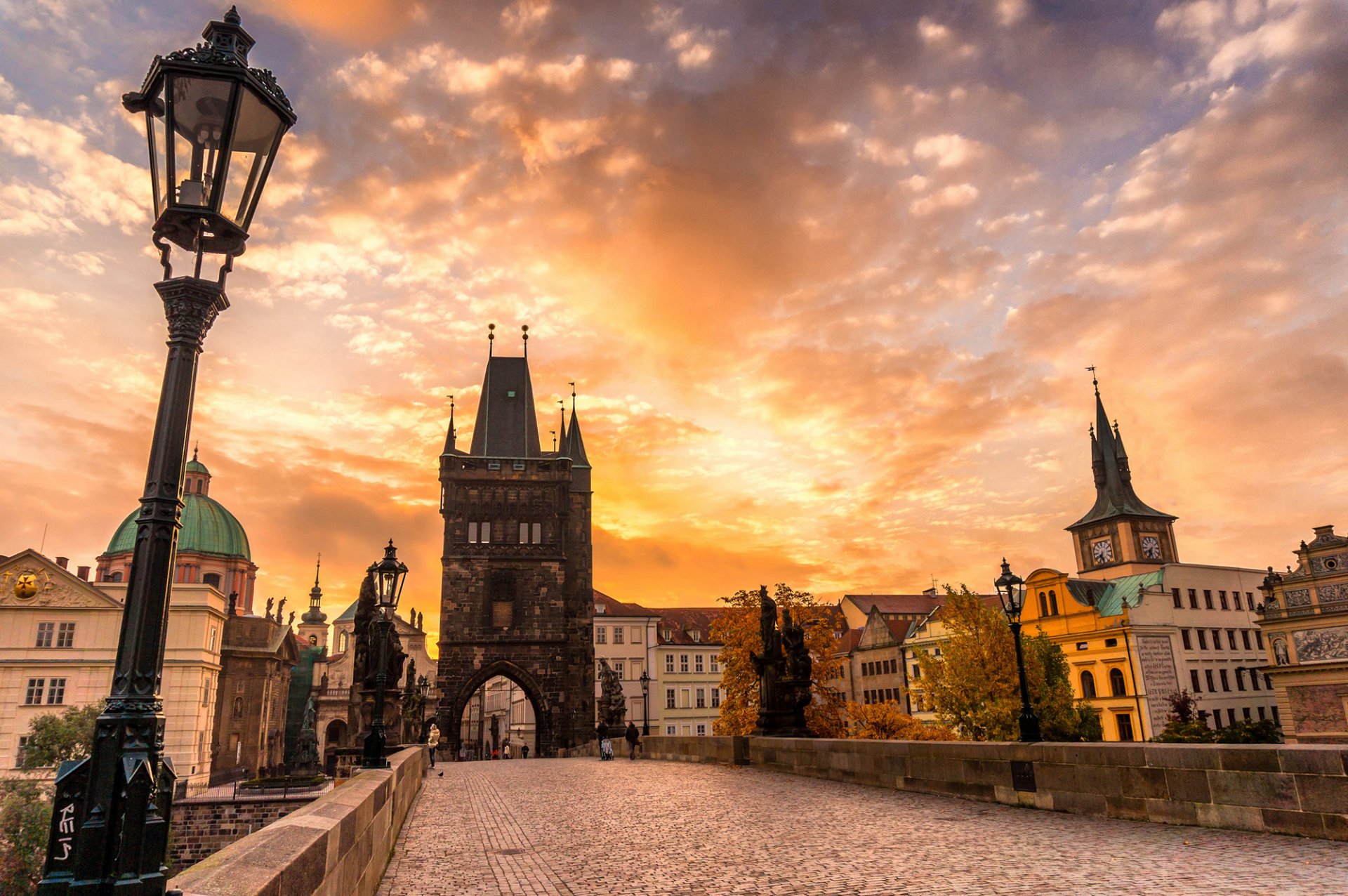 prague république tchèque česká republika république tchèque karlův most pont charles ville automne architecture pont pavés sculptures coucher de soleil ciel nuages