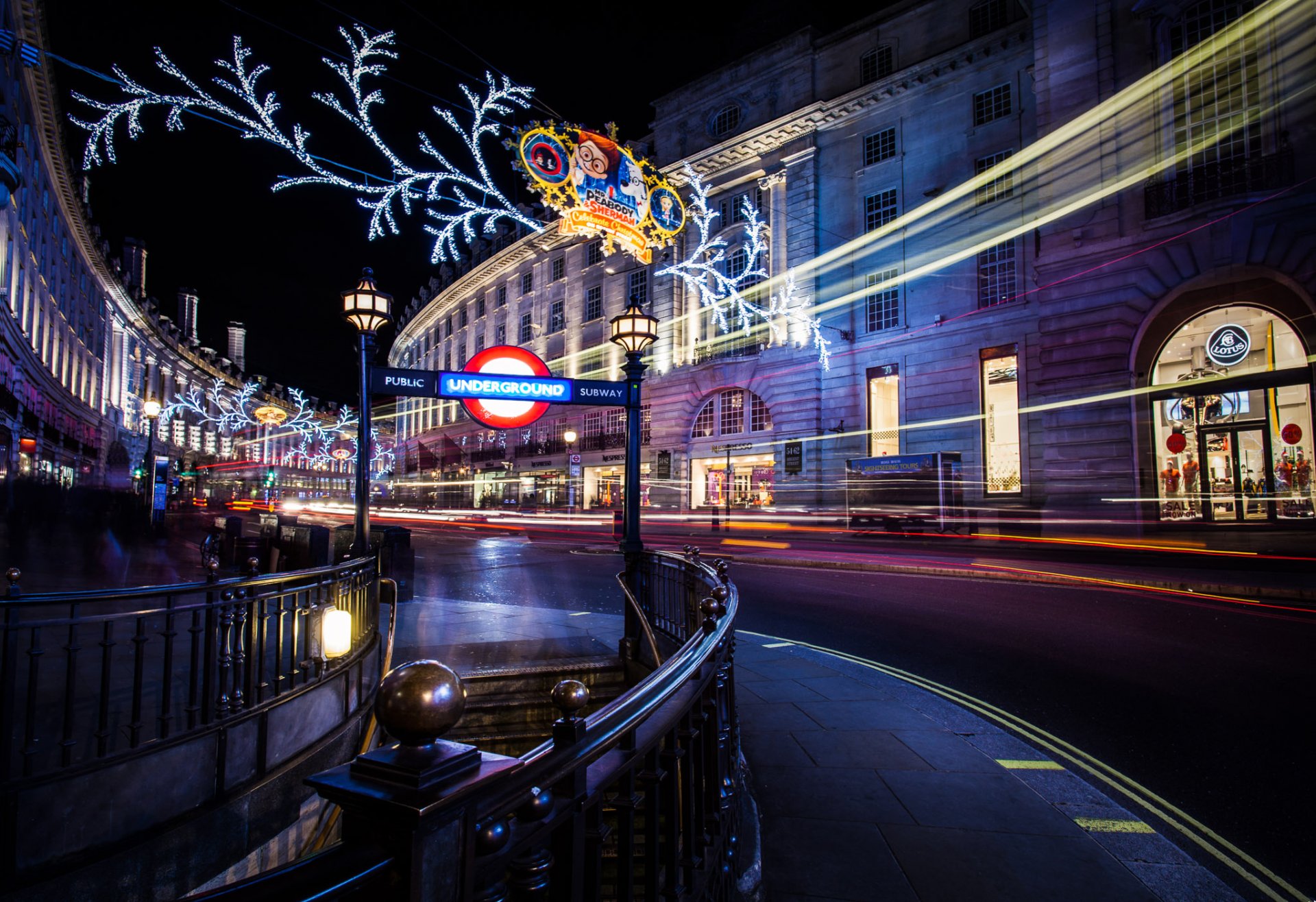 londres angleterre royaume-uni rue regent ville nuit rue route hiver vacances exposition guirlandes lumières maisons bâtiments magasins lumière personnes métro