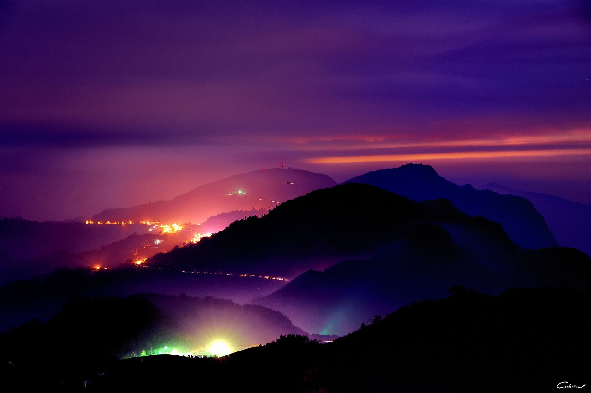 route nuit collines lumières vue