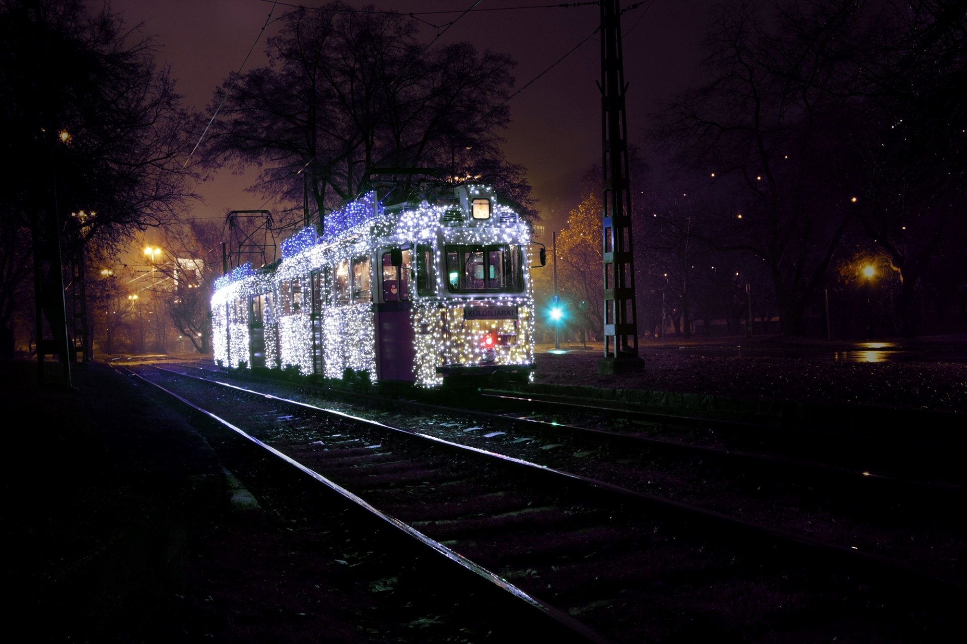 budapest hungría magyarország invierno ciudad noche tranvía guirnaldas carretera rieles árboles iluminación linternas