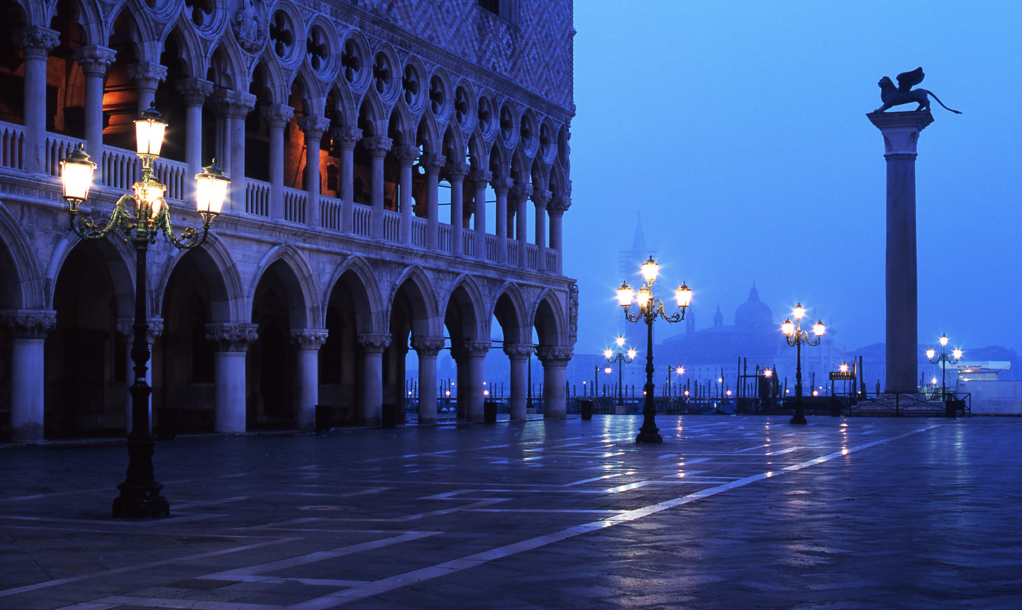 italie venise place piazzetta lion vénitien lion de saint-marc palais des doges architecture lanternes soirée brouillard