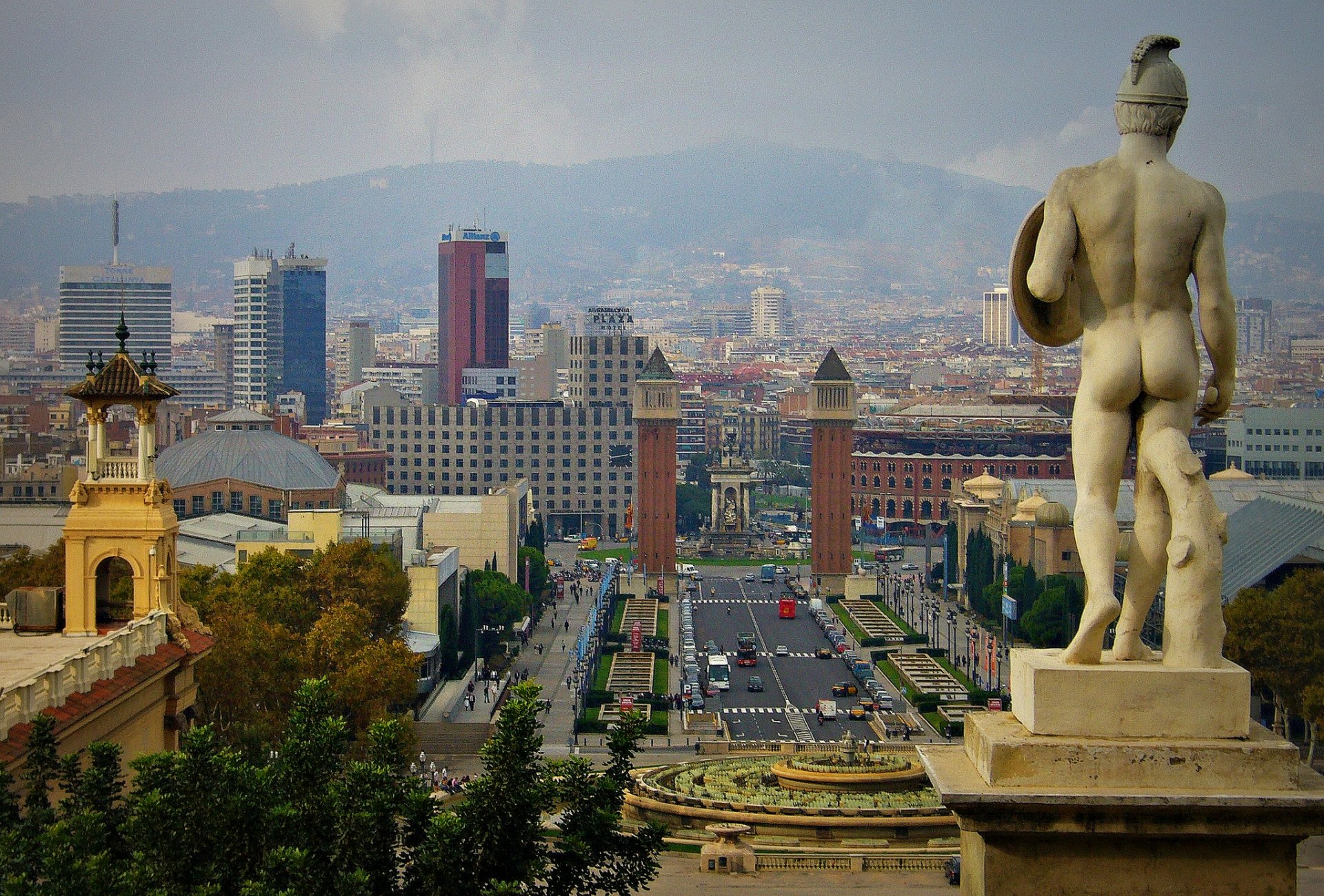 barcellona spagna cielo montagne case torre statua foschia scultura