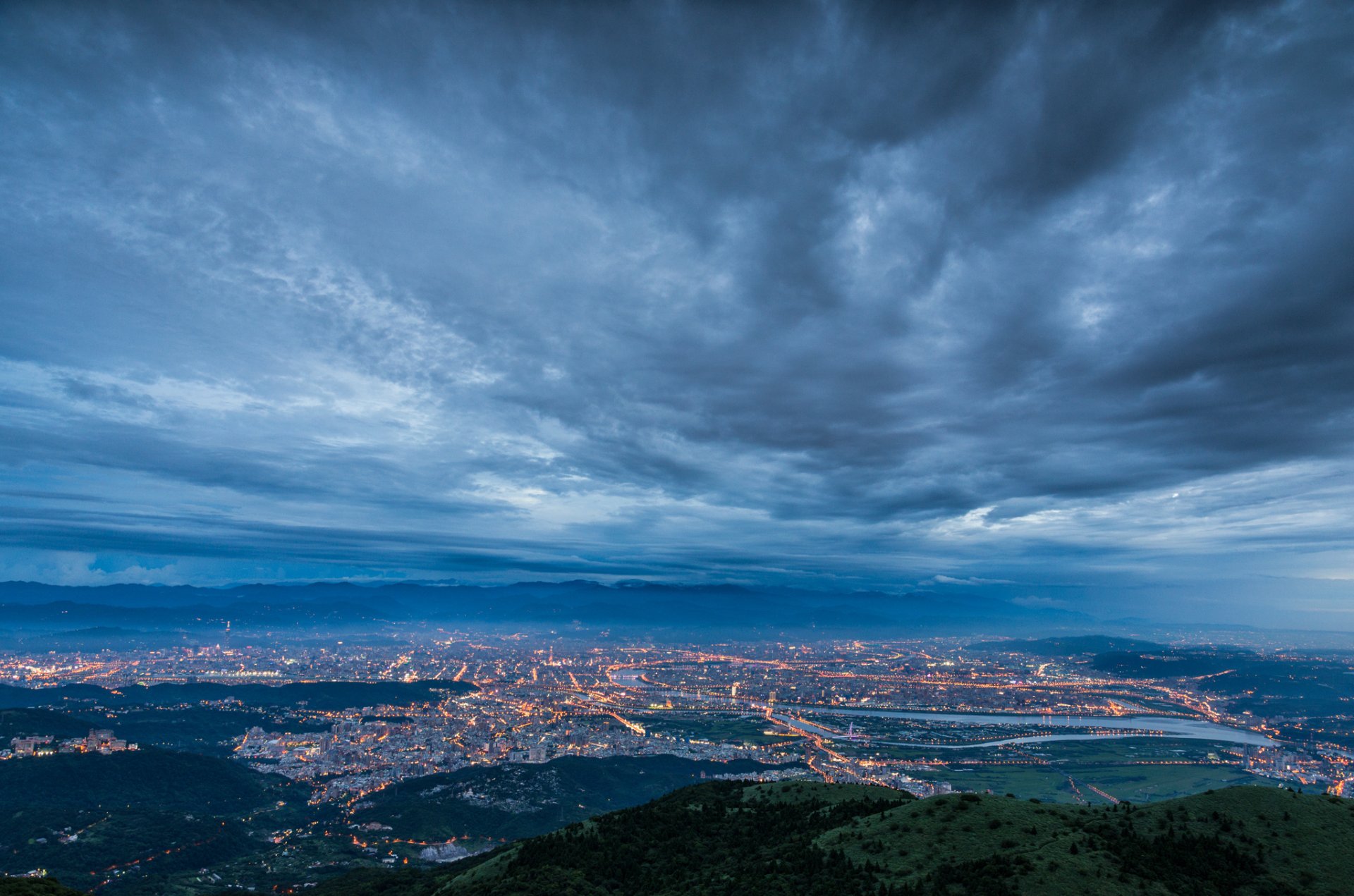 china china taiwan taipeh stadt meerenge abend dämmerung türkis dunkelblau himmel wolken nebel dunst lichter beleuchtung ansicht höhe panorama