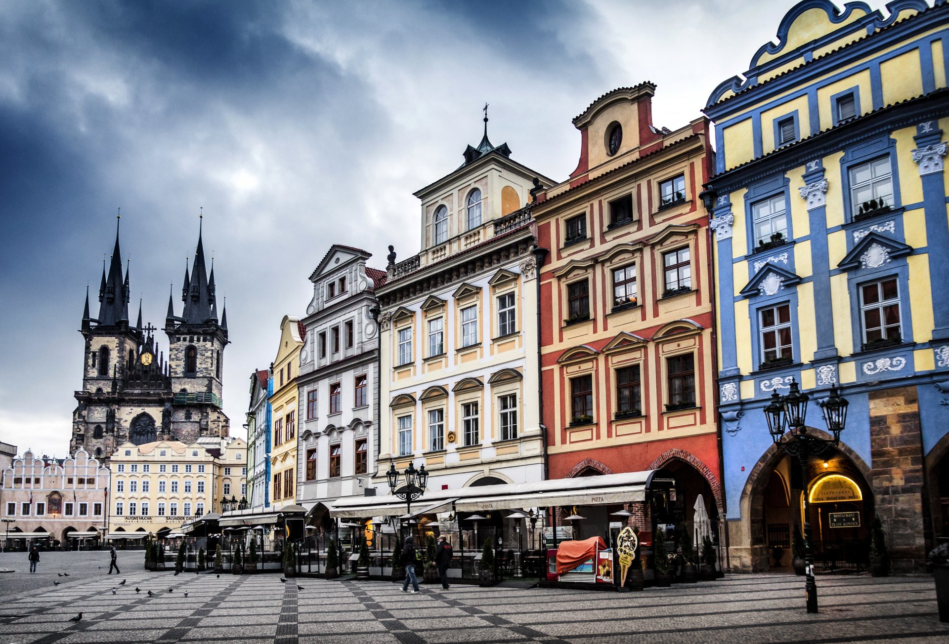 praga česká republika ceco repubblica ceca repubblica ceca città staré město staroměstské náměstí týnský chrám staré město piazza della città vecchia tempio di tyn torri architettura edifici piazza persone