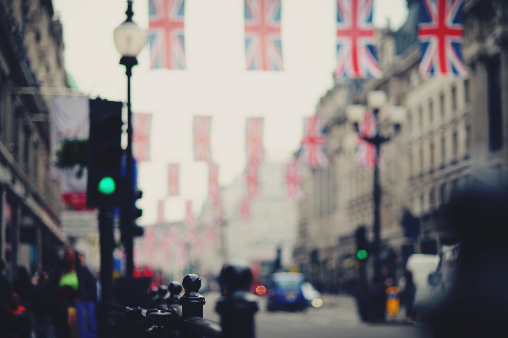 londres inglaterra reino unido ciudad carretera coche calle personas banderas bokeh desenfoque