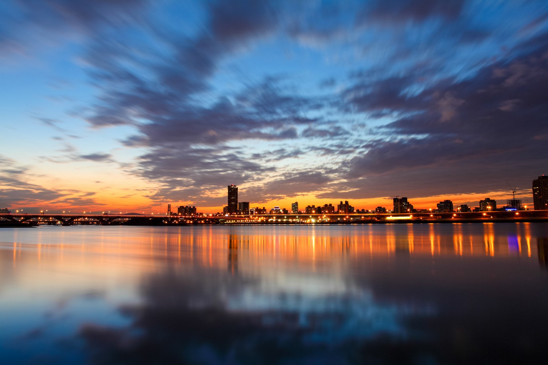 chine taiwan taipei ville soirée coucher de soleil pont lanternes rivière réflexion ciel nuages république populaire de chine lumières