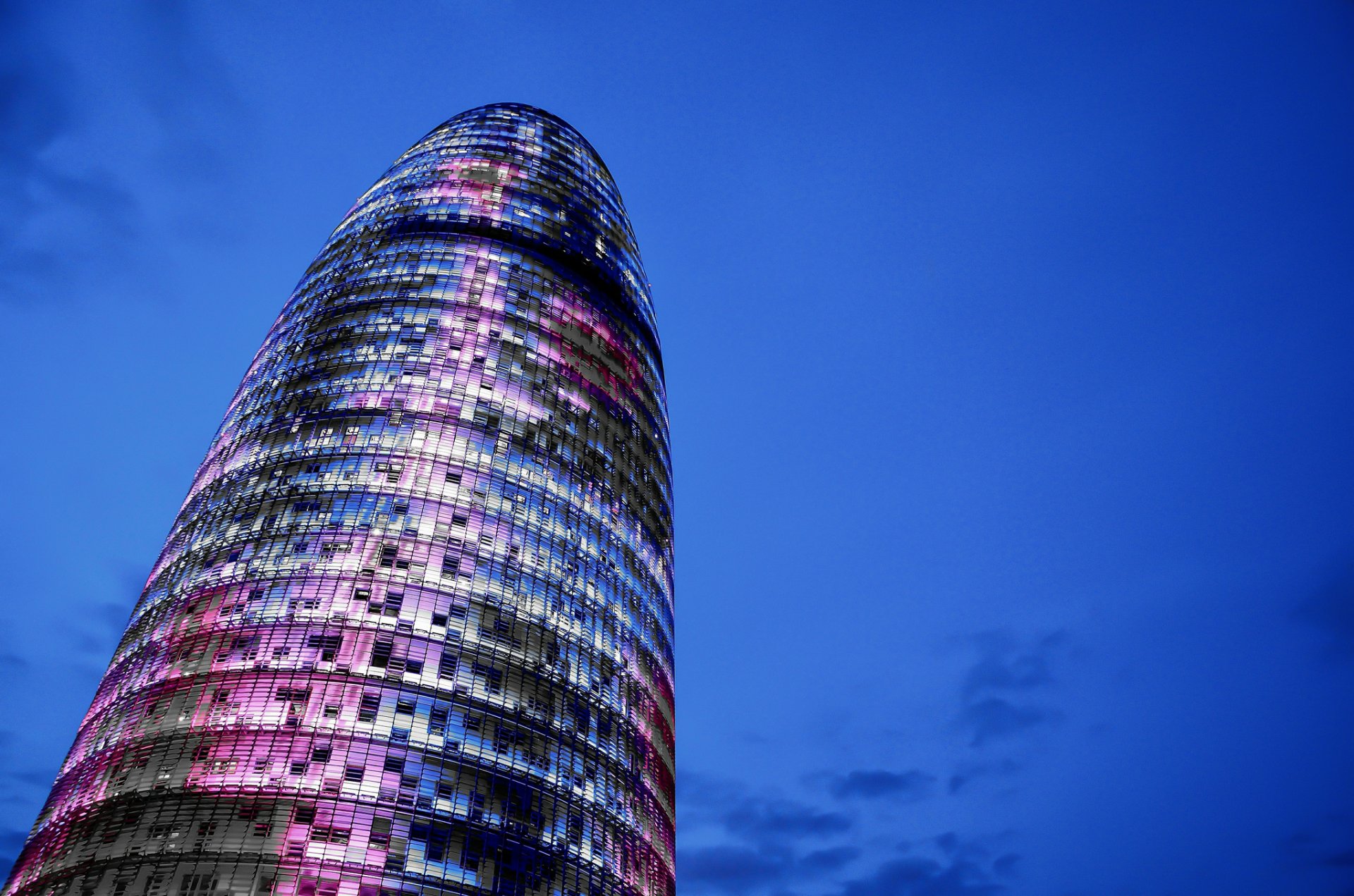 españa cataluña barcelona torre agbar torre rascacielos arquitectura construcción noche azul cielo nubes