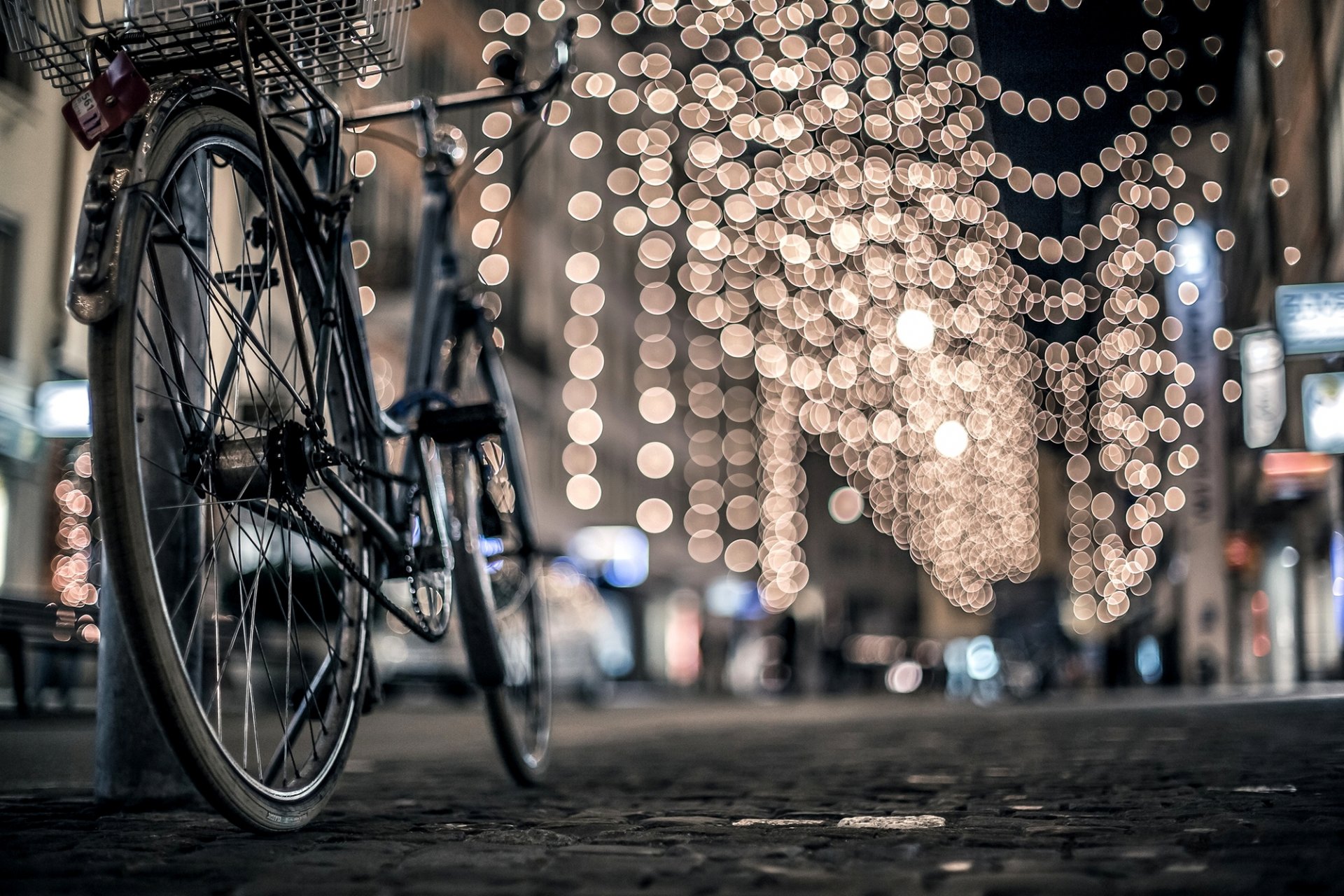 città notte inverno strada strada pavimentazione palo bicicletta luci bokeh