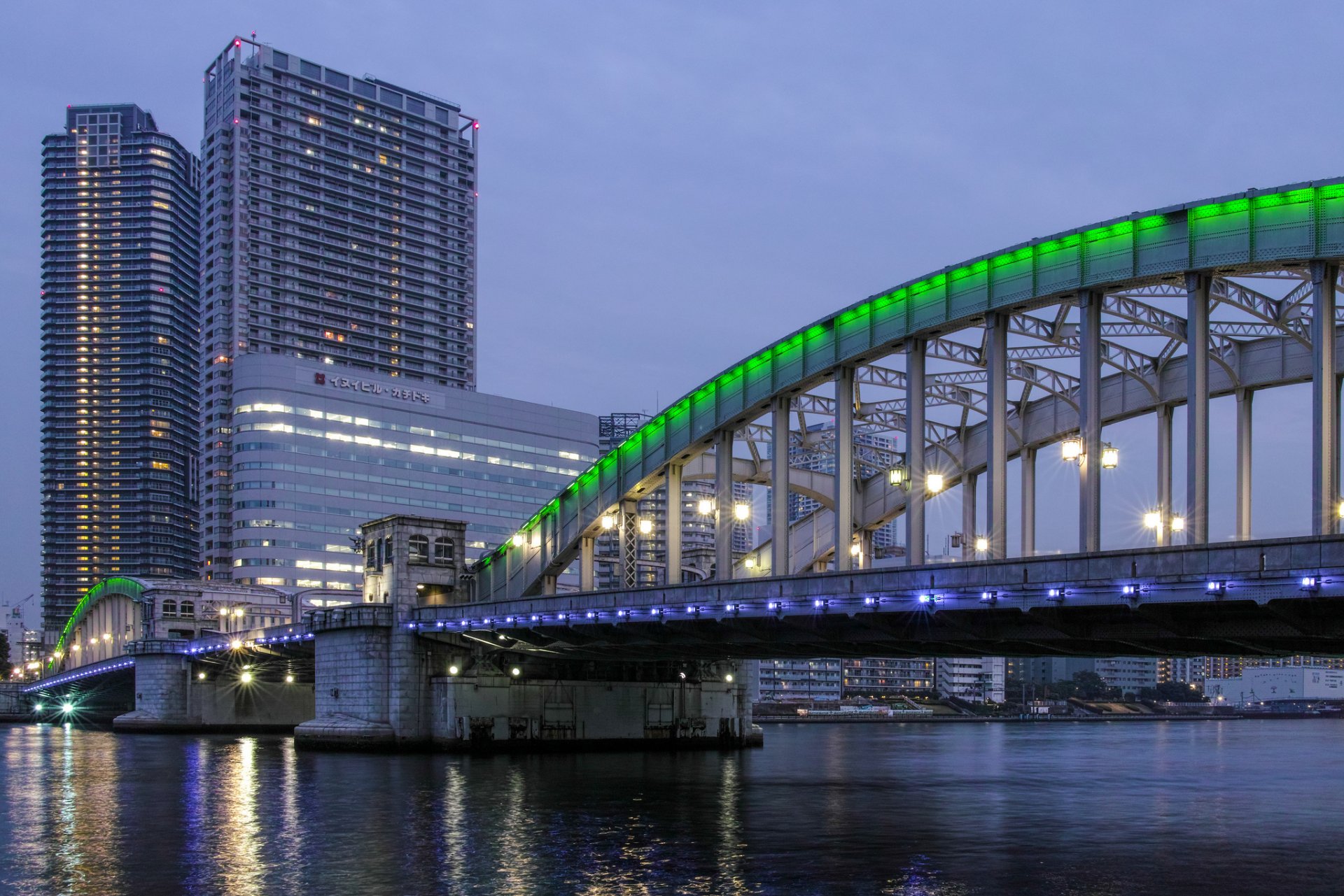 japan tokio hauptstadt hauptstadt metropole brücke grün hintergrundbeleuchtung lichter beleuchtung laternen bucht gebäude abend flieder himmel