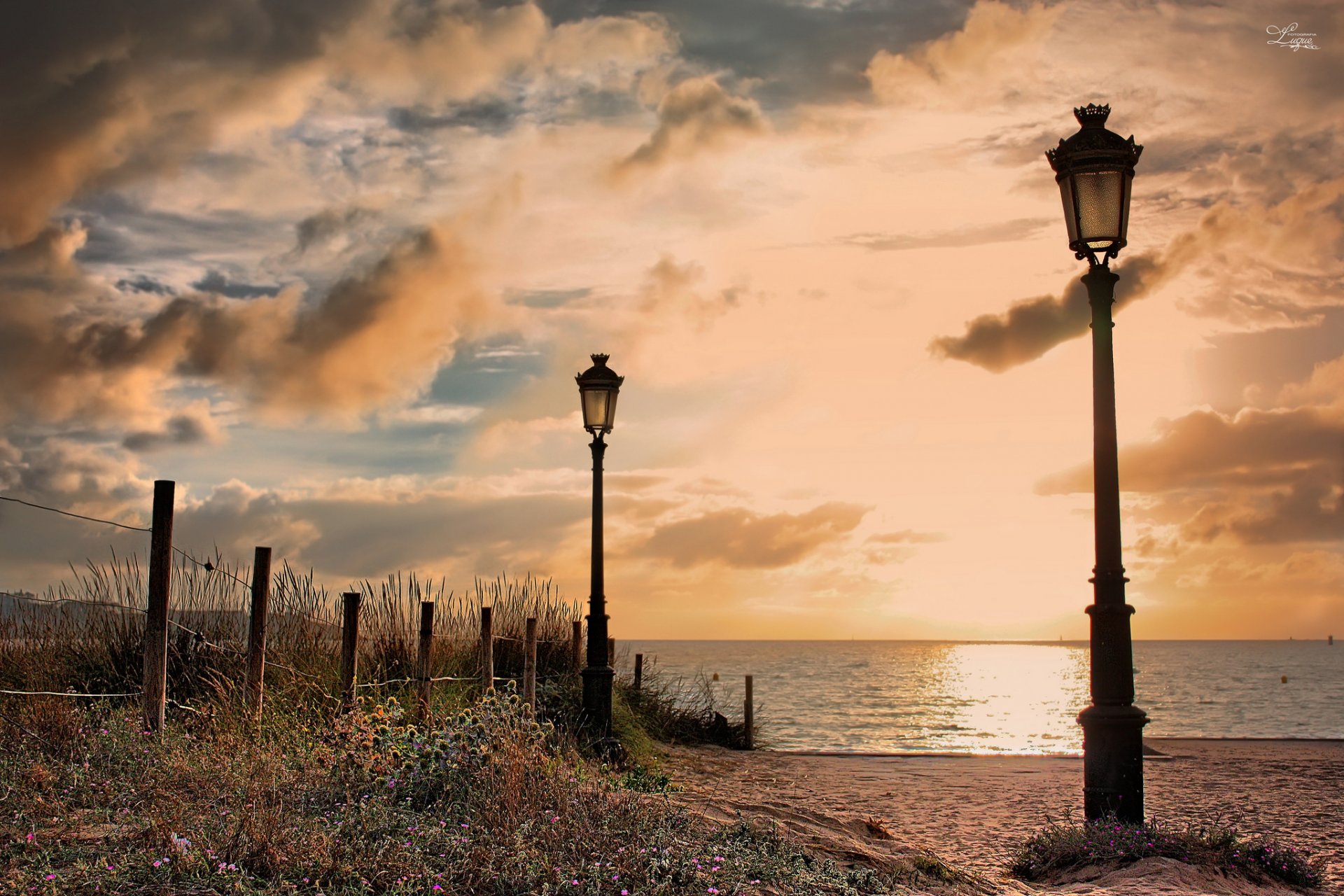 stadt spanien küste strand sand blumen zaun büsche laternen