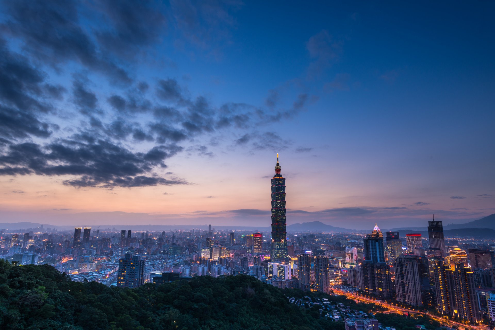 china taiwan taipeh stadt abend dämmerung hügel blau himmel wolken sonnenuntergang turm gebäude häuser lichter beleuchtung ansicht höhe panorama