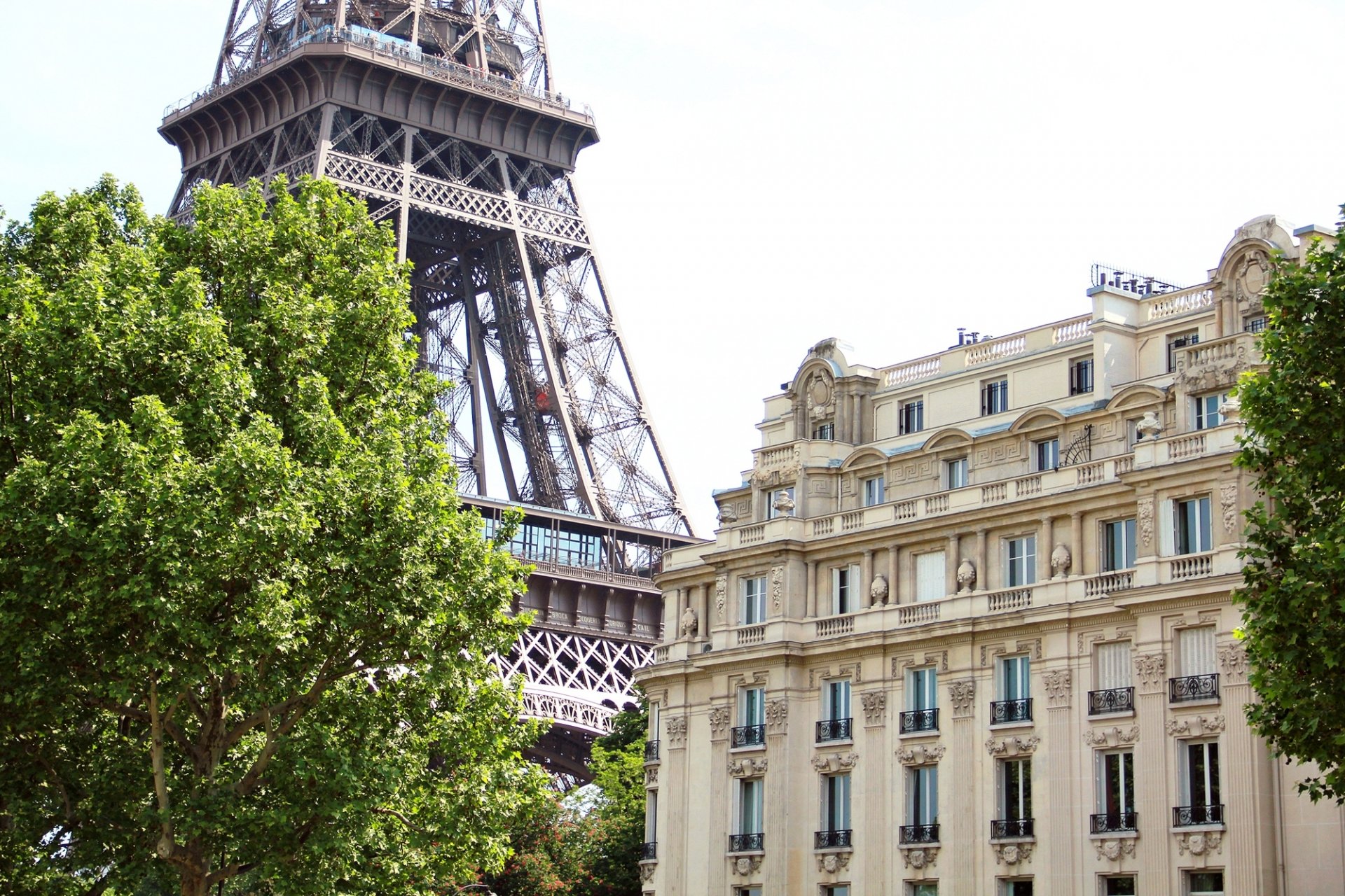 paryż francja la tour eiffel wieża eiffla architektura budynek dom drzewa zieleń miasto