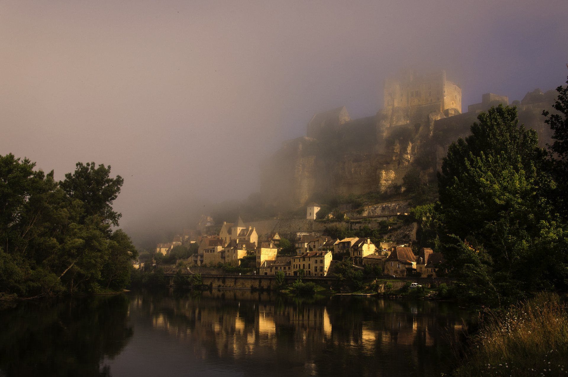 francja zamek średniowieczny chateau de beinac rzeka dordogne poranek mgła