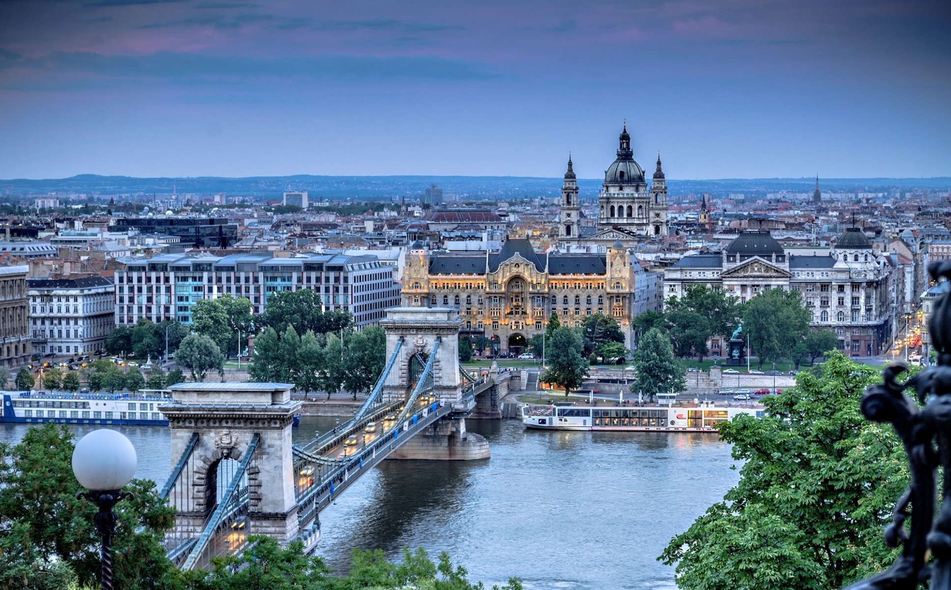 budapest magyarország széchenyi lánchíd hungary szechenyi chain bridge river danube town architecture nature