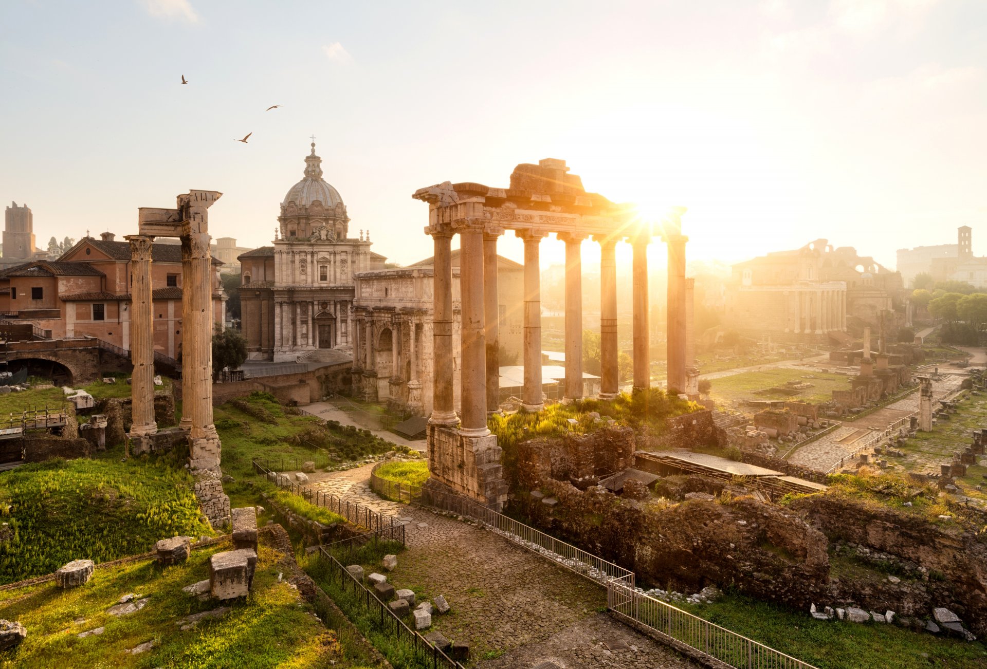 roma italia foro romano templum di saturno arco di settimio nord piazza colonne arco tempio mattina sole alba città architettura attrazioni