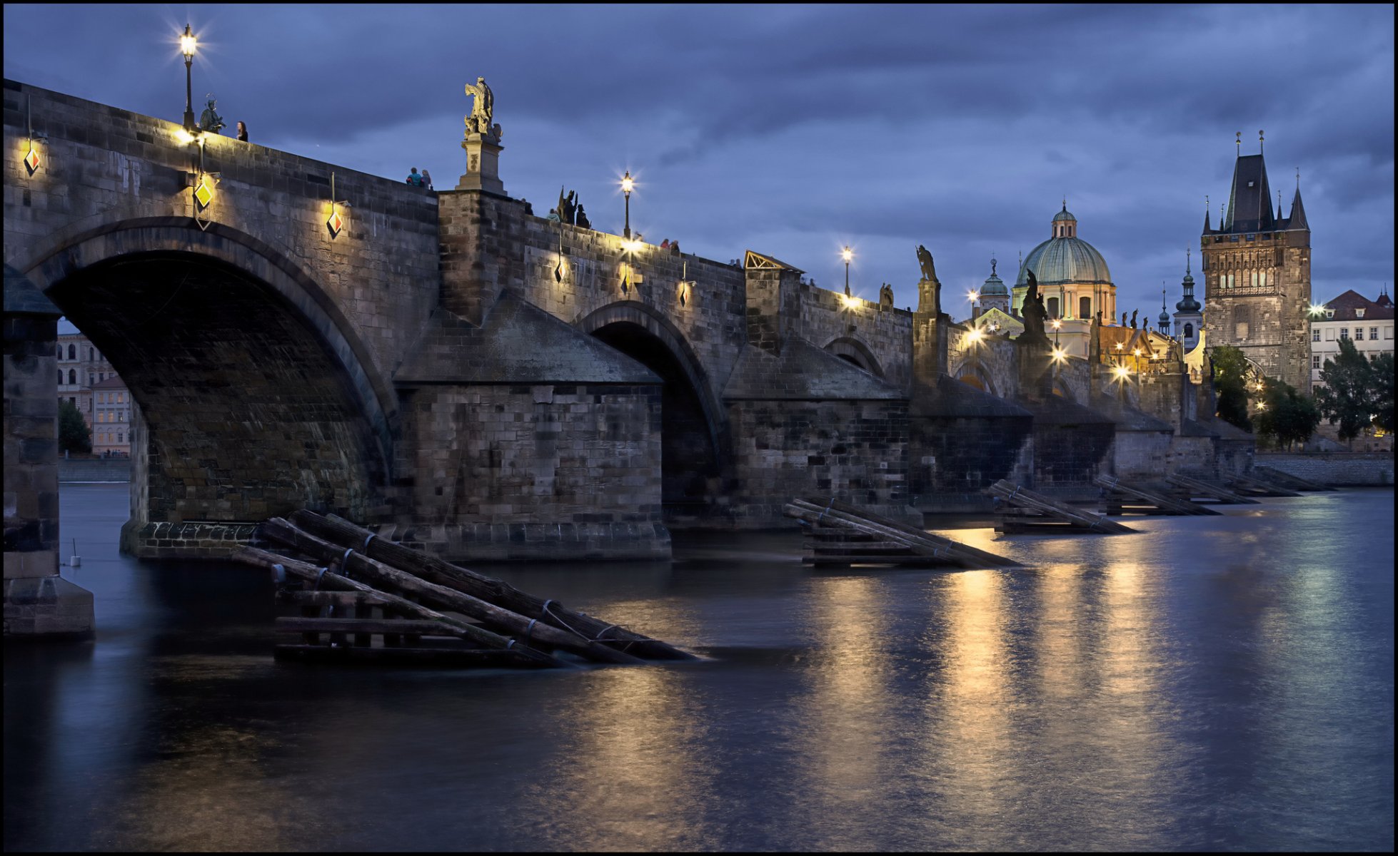 praga città ceco česká republika repubblica ceca repubblica ceca josefov karlův most ponte carlo fiume moldava acqua riflessione sera luce lanterne illuminazione blu cielo nuvole