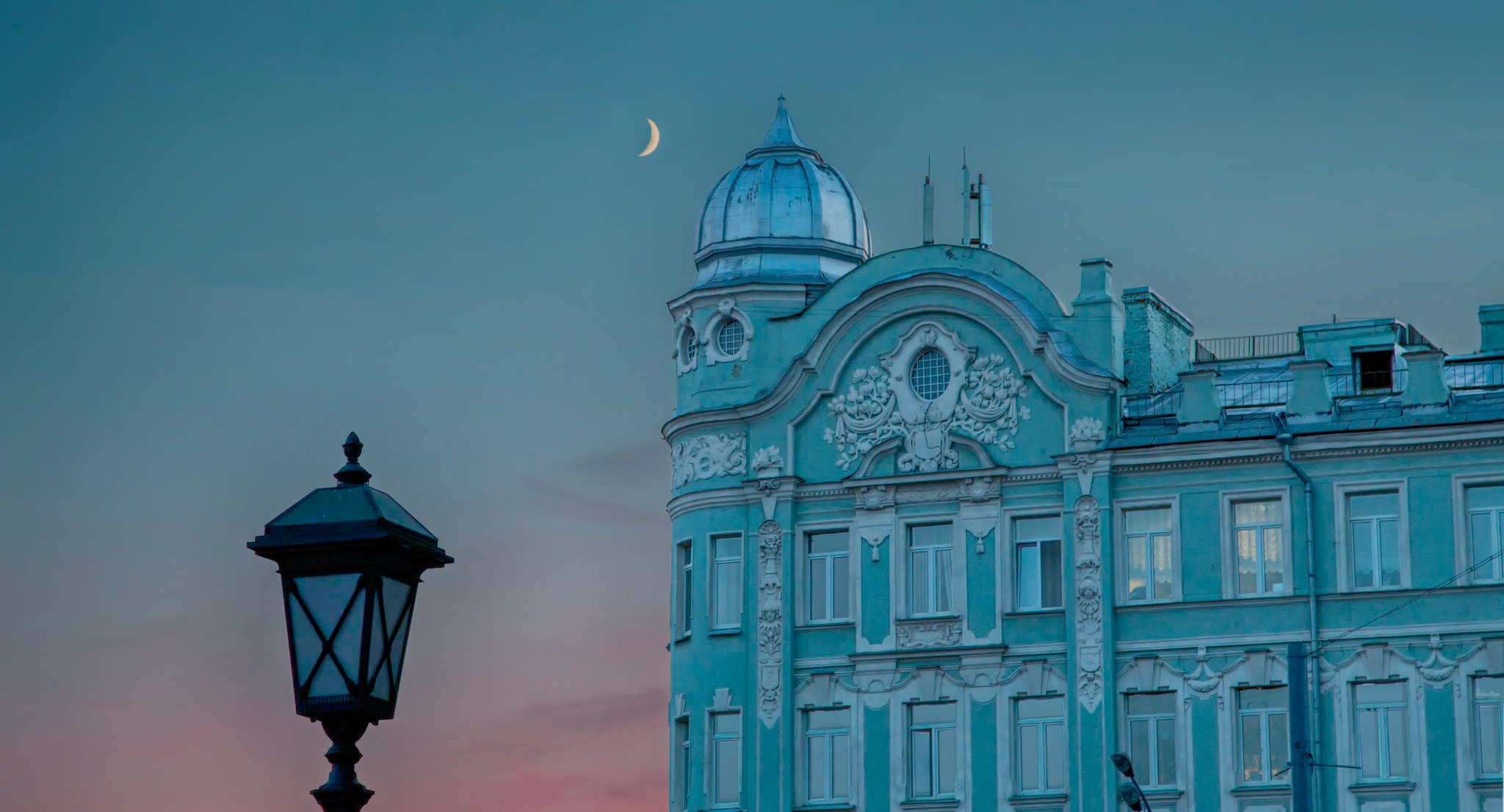 warszawa poranek latarnia księżyc