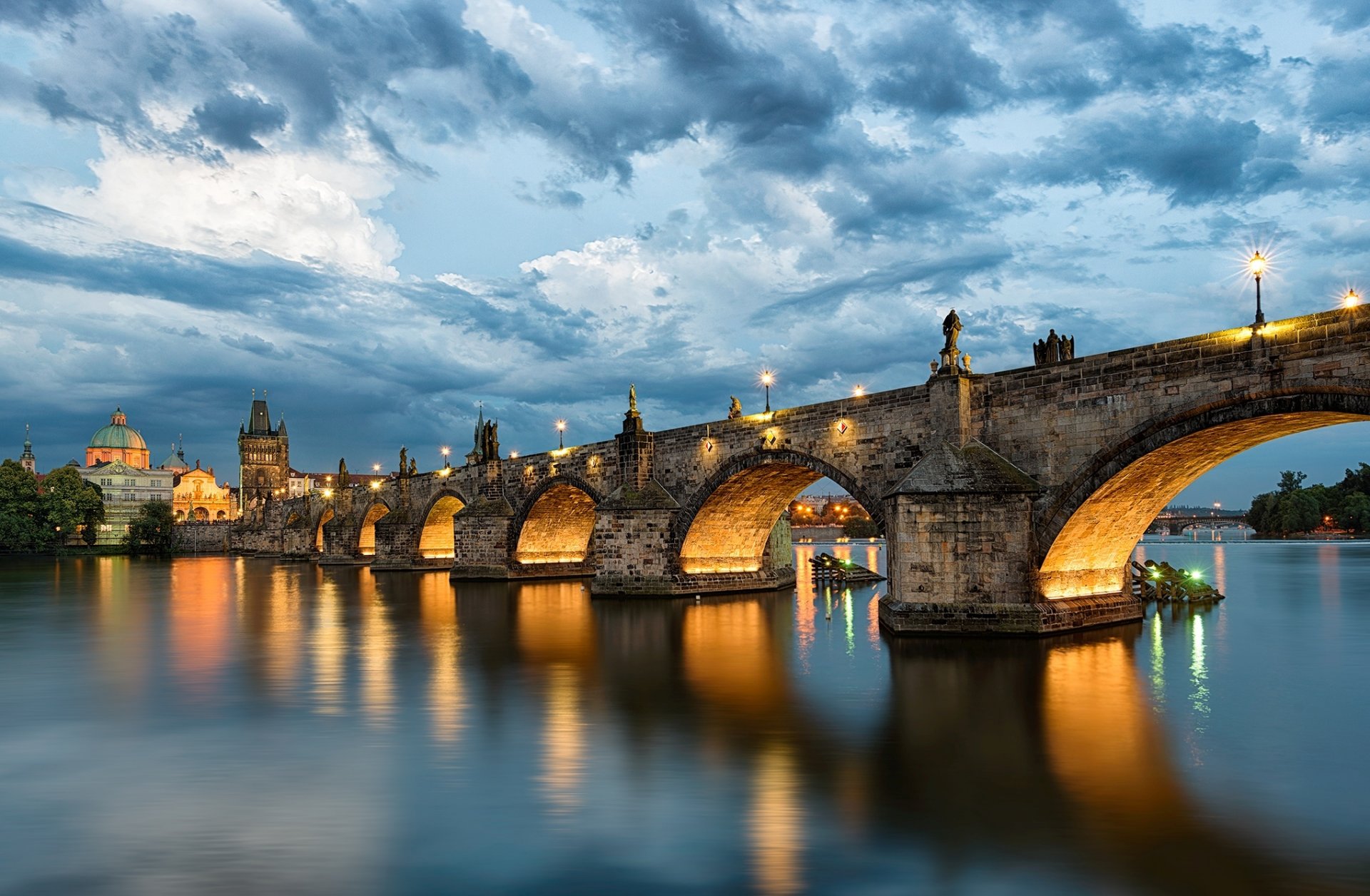 prag karlsbrücke karlsbrücke tschechische republik tschechische republik tschechische republik tschechische republik stadt fluss moldau himmel wolken wasser reflexion abend lichter beleuchtung