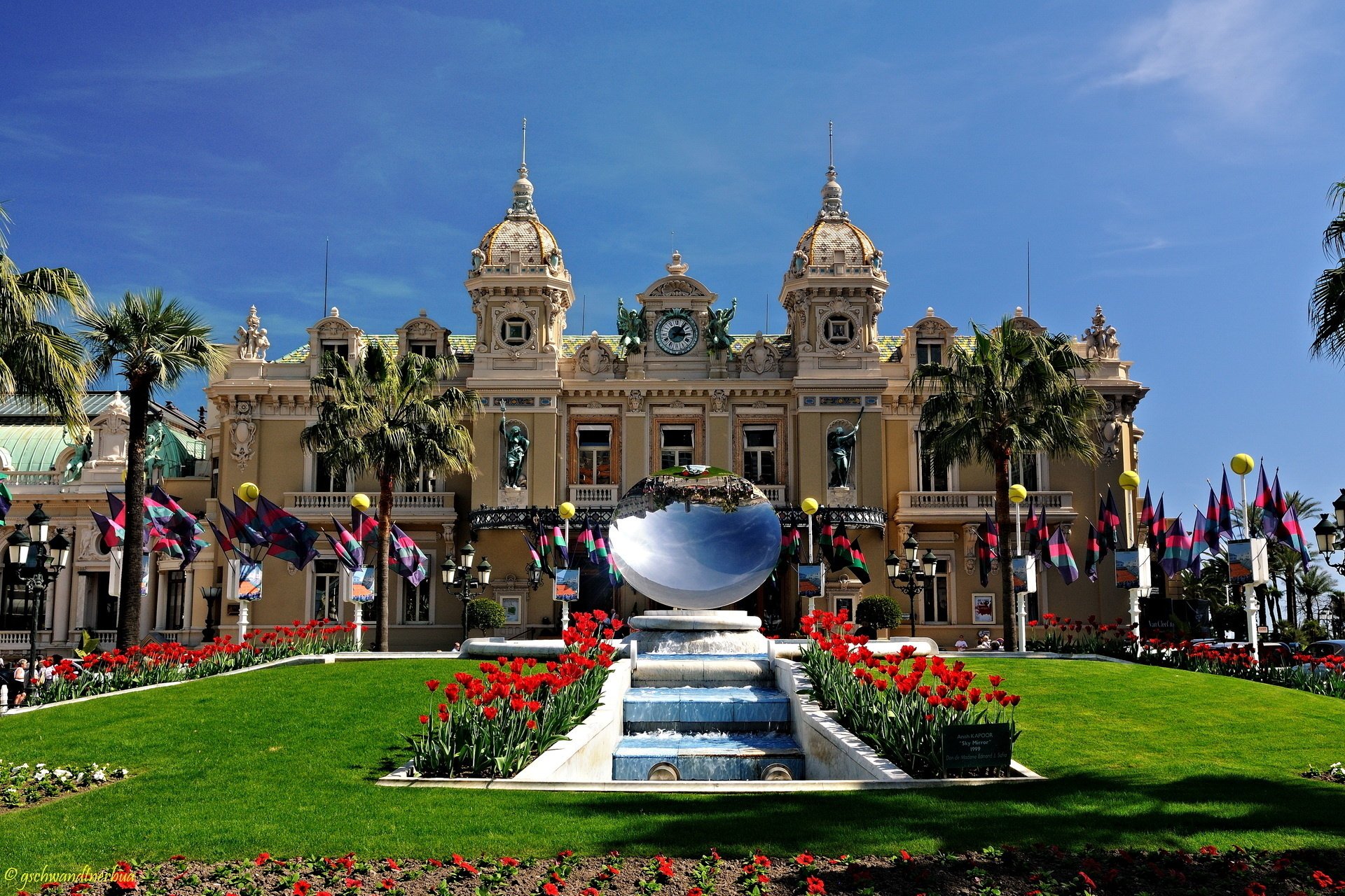 monte carlo mónaco amapolas fuente espejo palacio esculturas palmeras casino