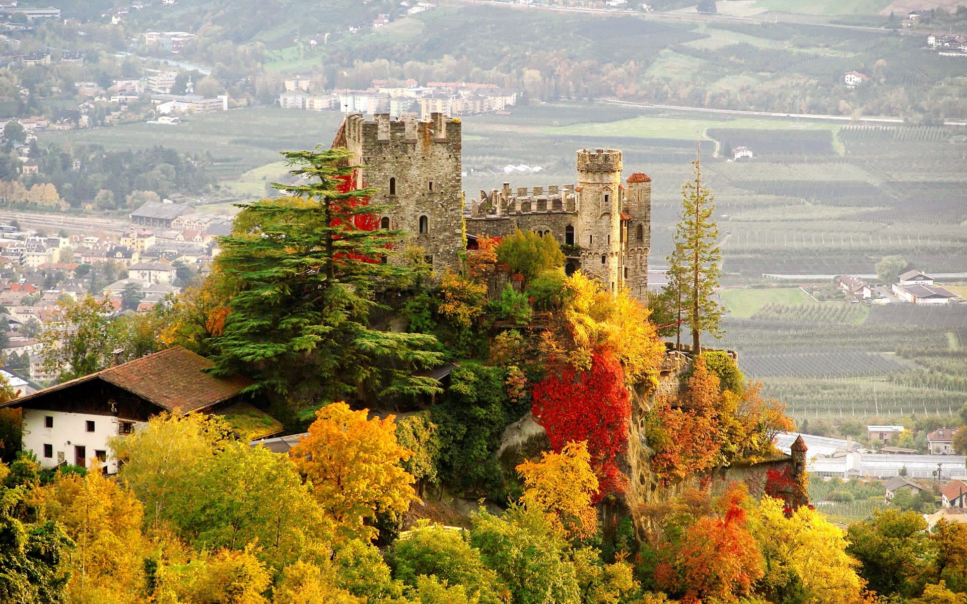 schloss italien brunnenburg stadt herbst bäume foto