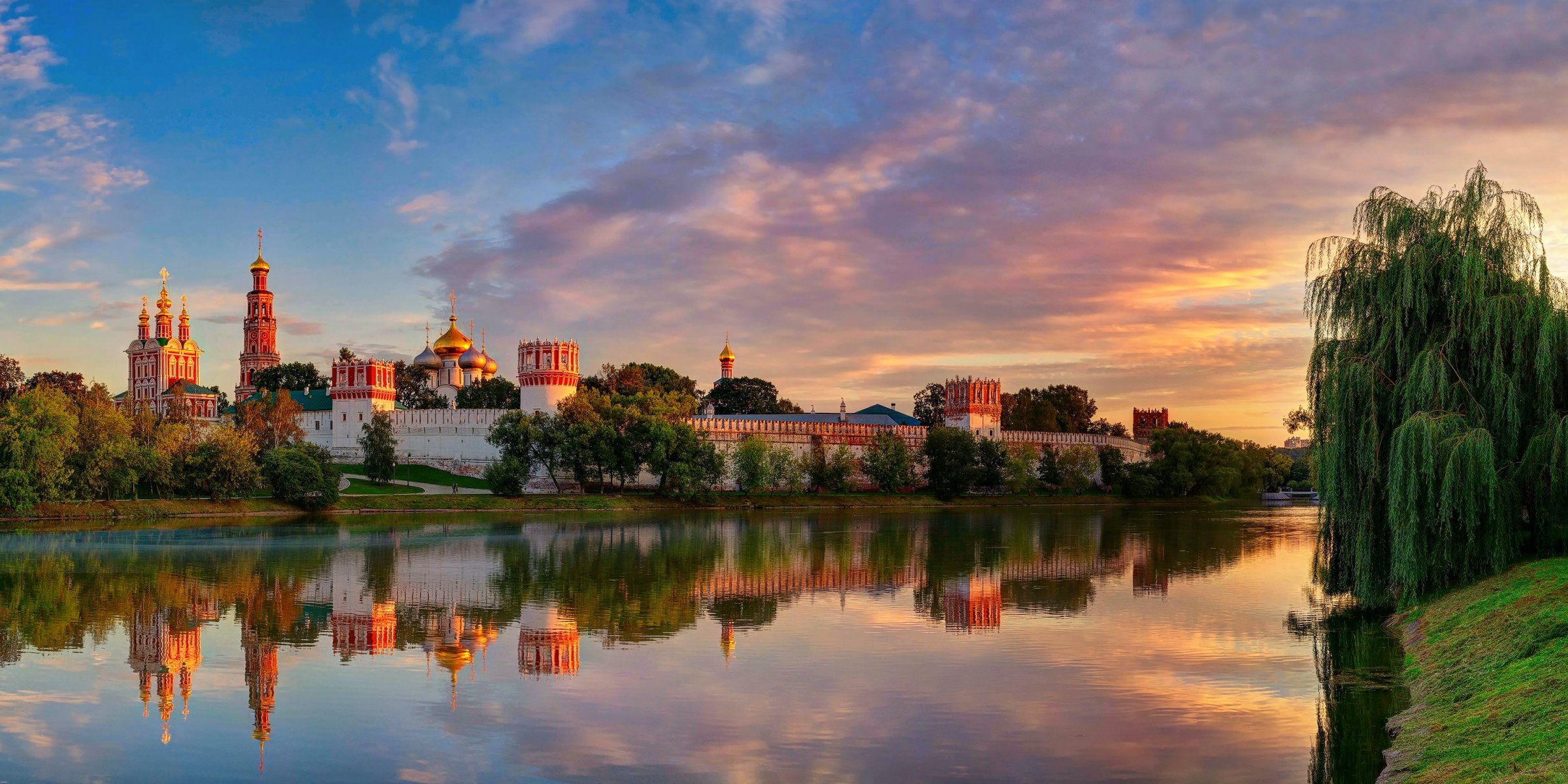 città mosca novodevichy theotokos-monastero di smolensk estate agosto cielo nuvole luce riflessi