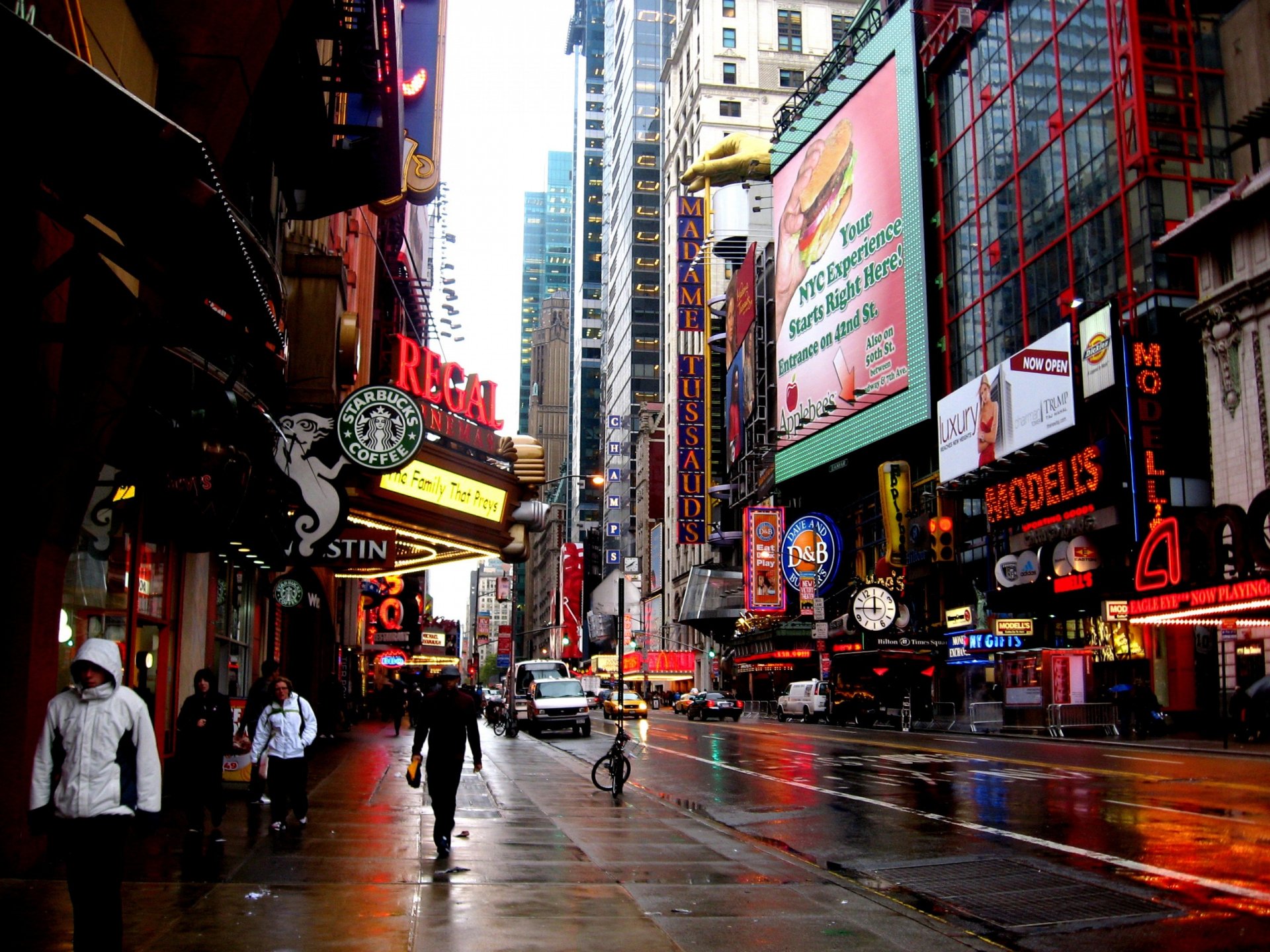 new york city manhattan wolkenkratzer starbucks menschen regen new york city stadt