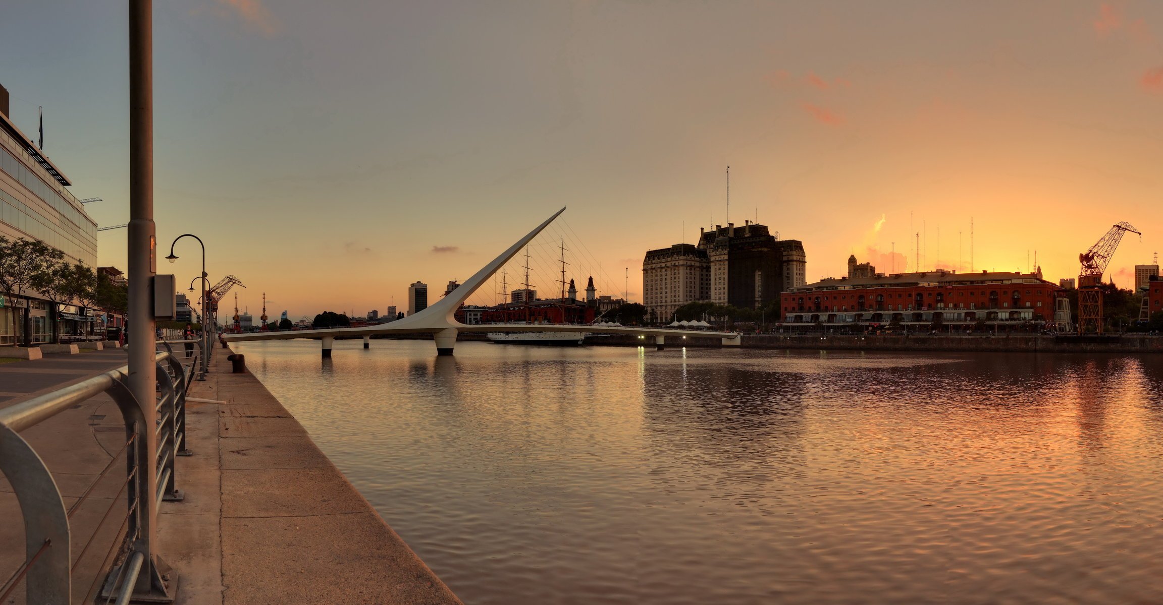 buenos aires argentina paseo marítimo velero en la diversión puente puesta de sol buenos aires