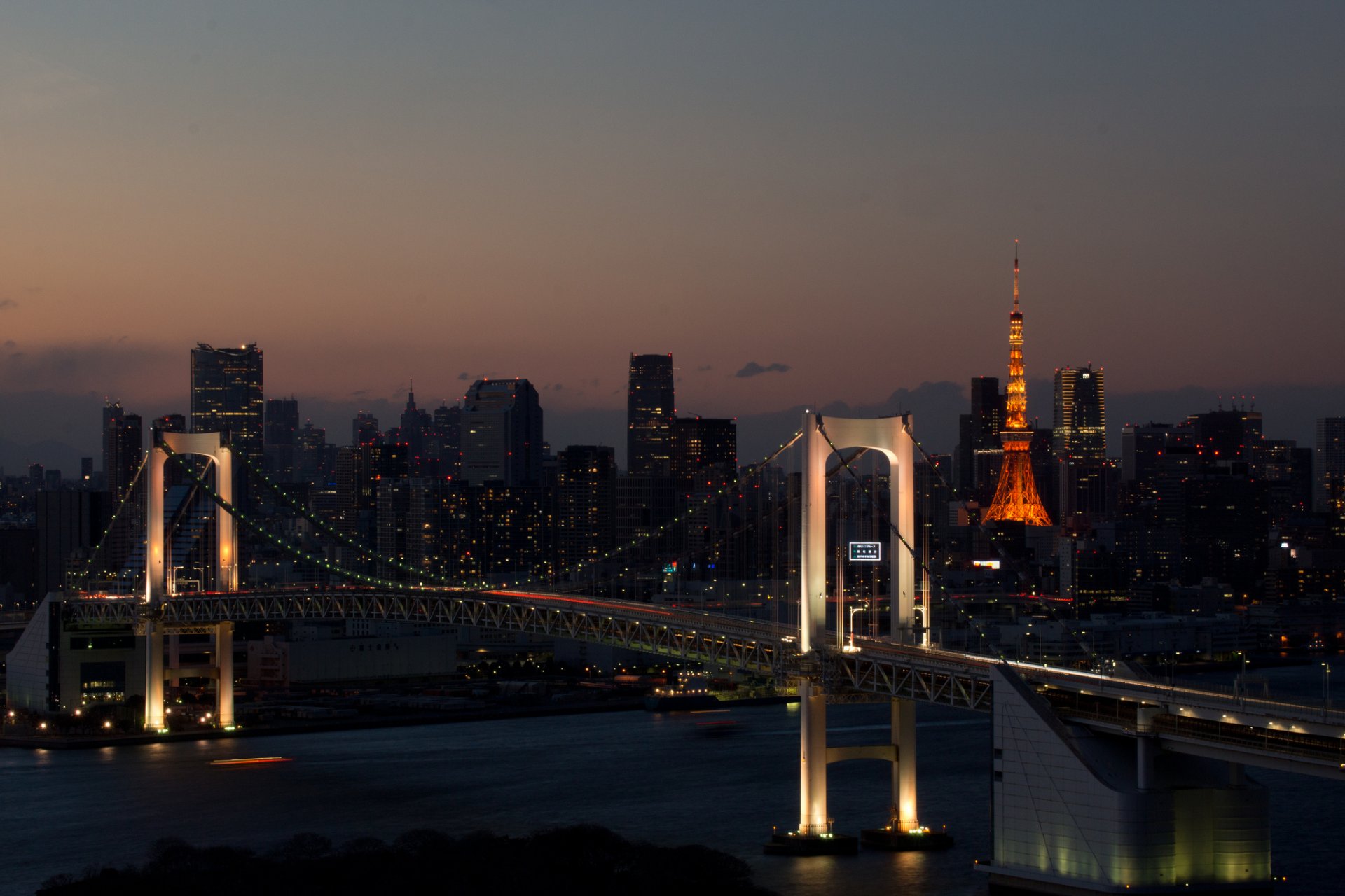 tokyo torre ponte arcobaleno sera crepuscolo luci