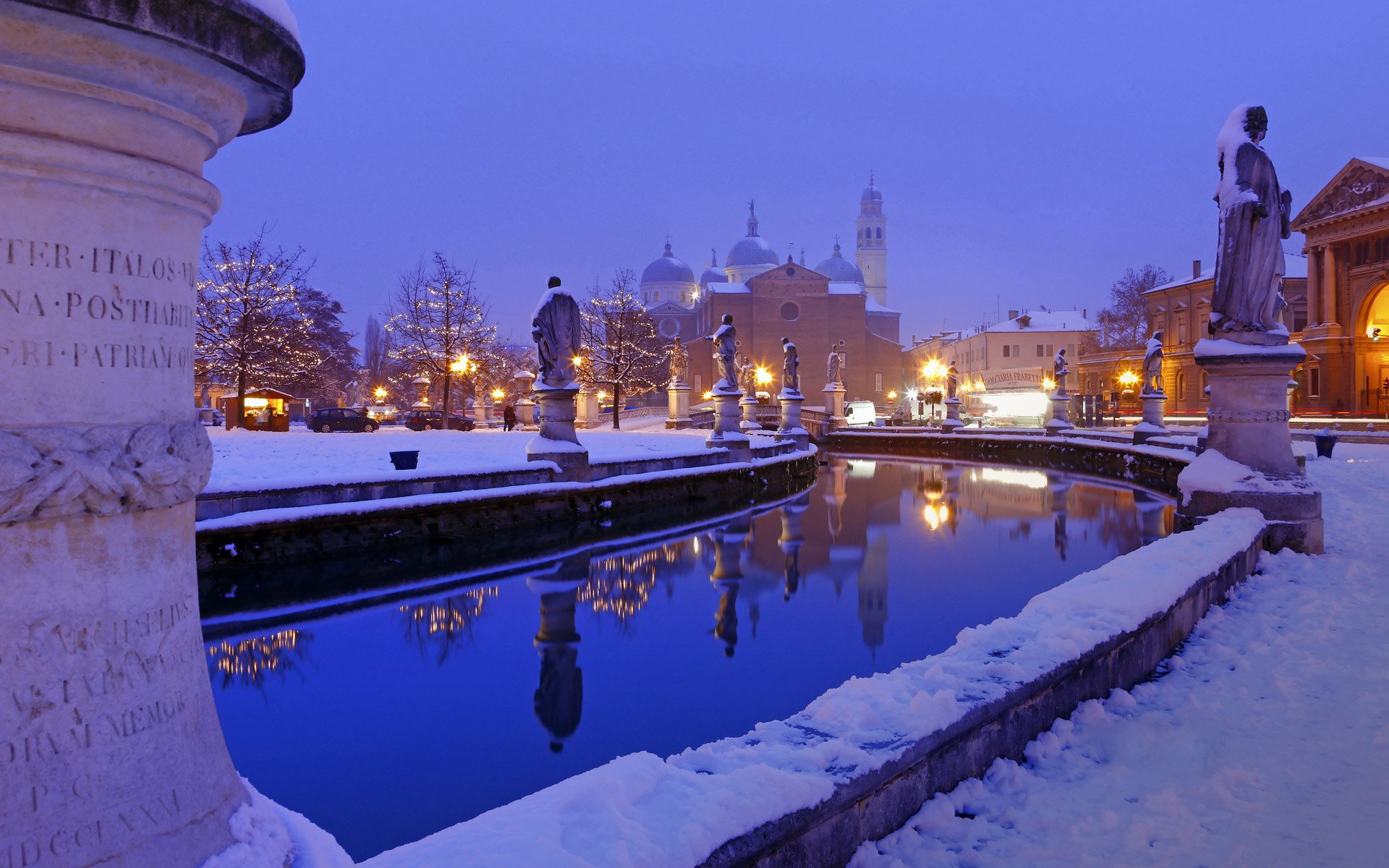 hiver neige canal eau sculpture cathédrale maisons ciel soirée lumières architecture