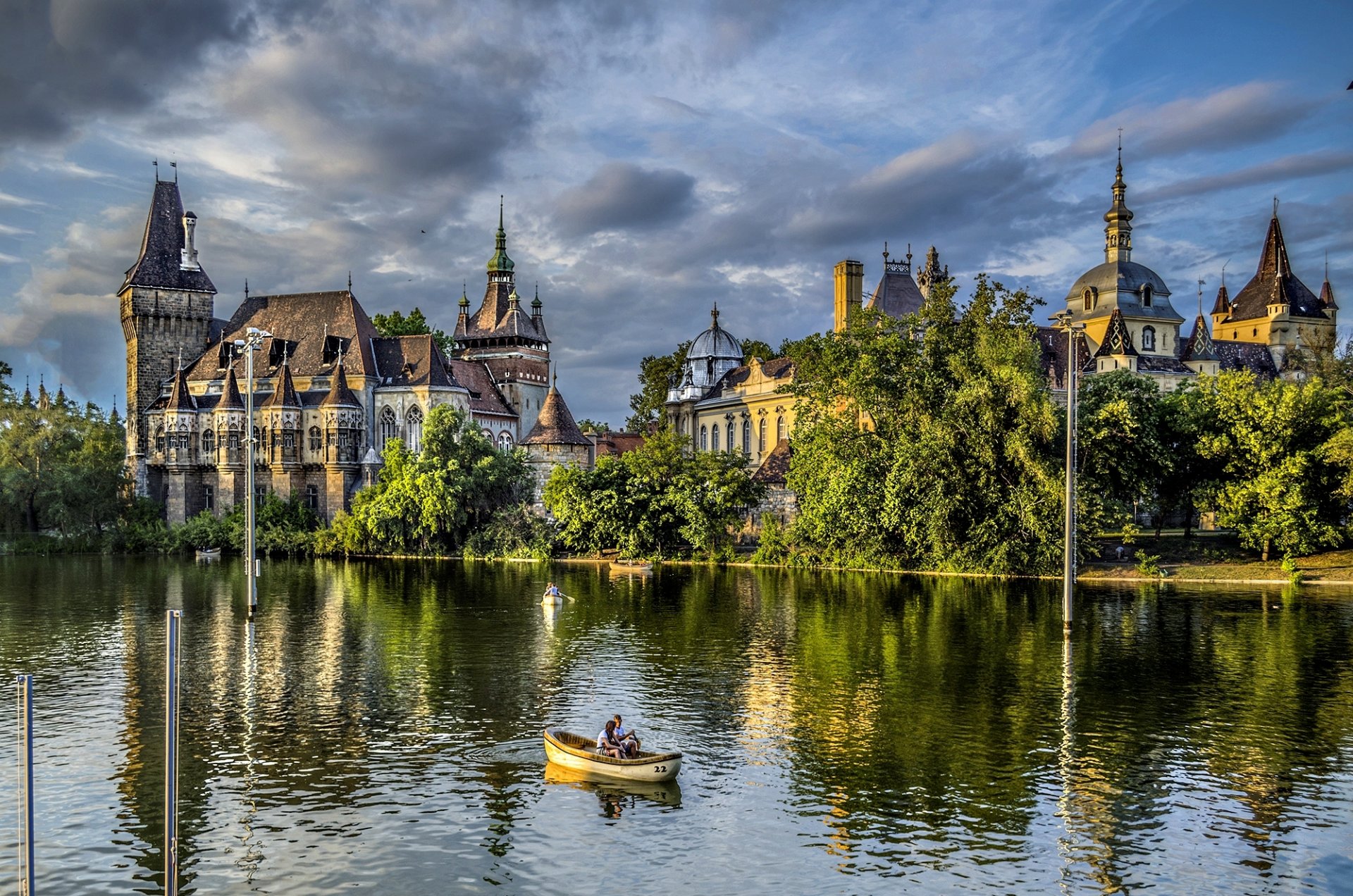 budapest ungarn magyarország waidahunyad schloss bäume natur park see boot menschen