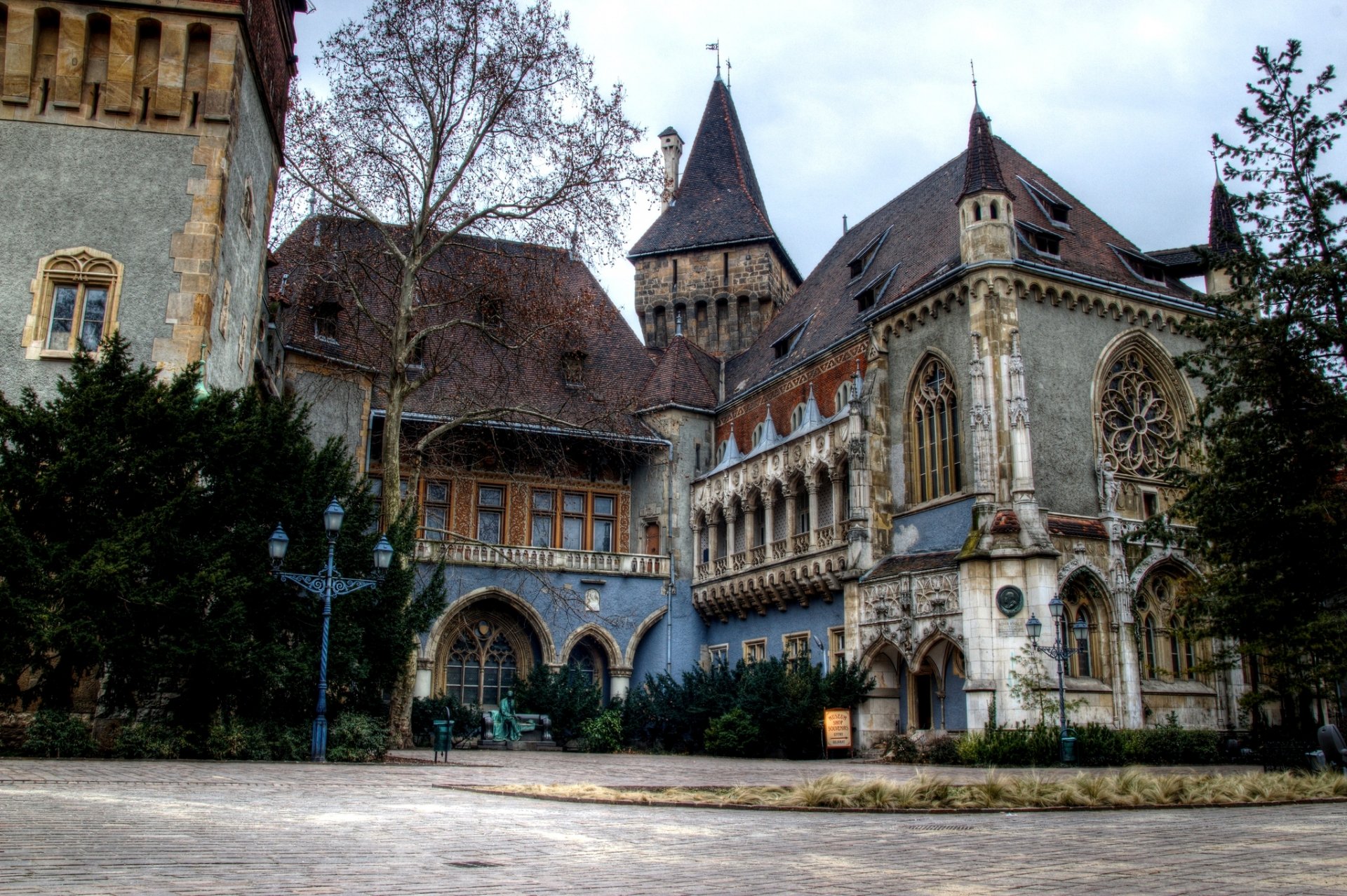 budapest stadt ungarn magyarország schloss waidahunyad park városliget varosliget bäume natur bank laternen