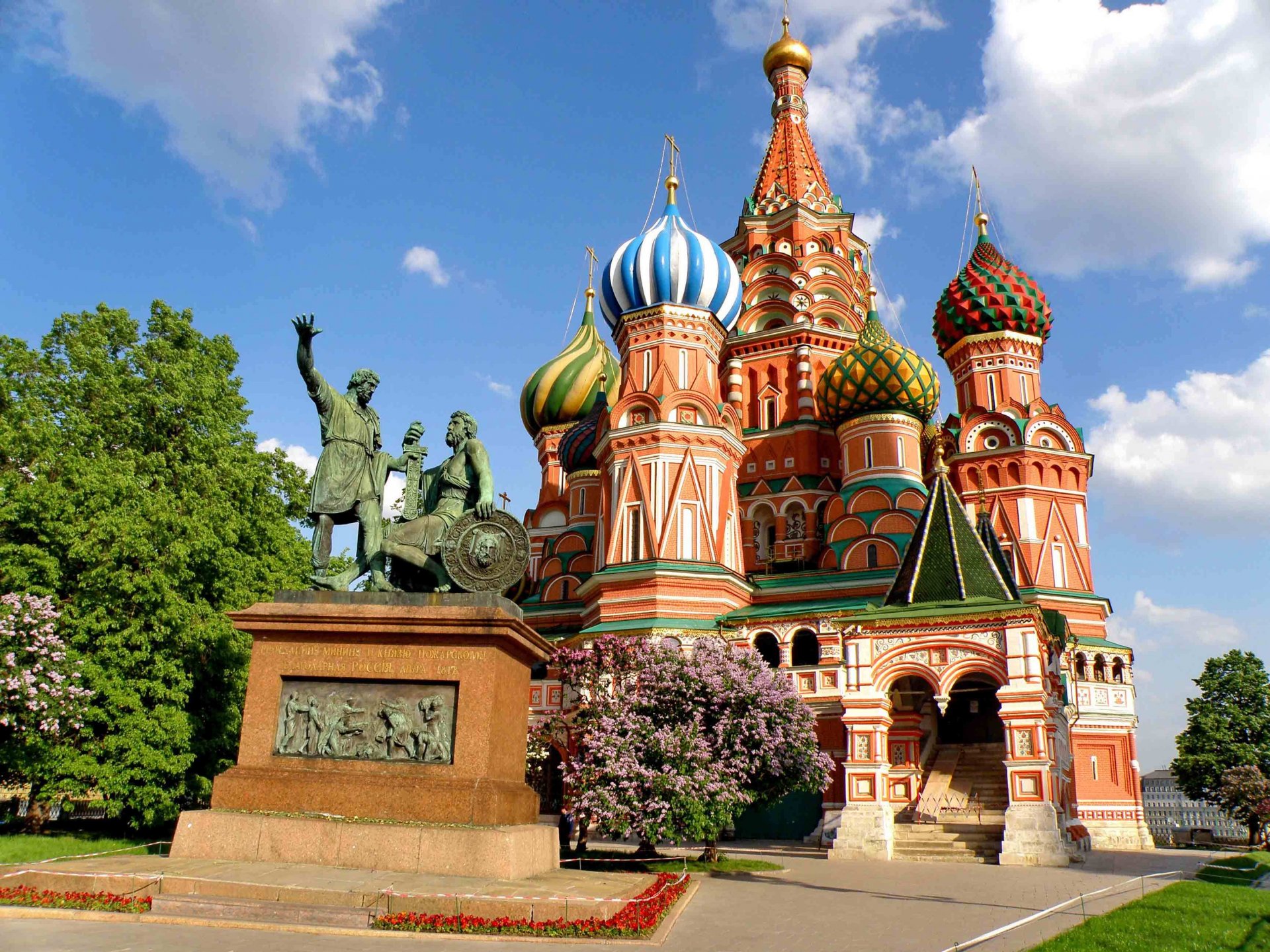 mosca chiesa di san basilio cattedrale dell intercessione monumento a minin e pozharsky piazza rossa punto di riferimento architettura capolavoro russo estate cremlino verde prato alberi nuvole cielo russia tempio cupole bellezza russia