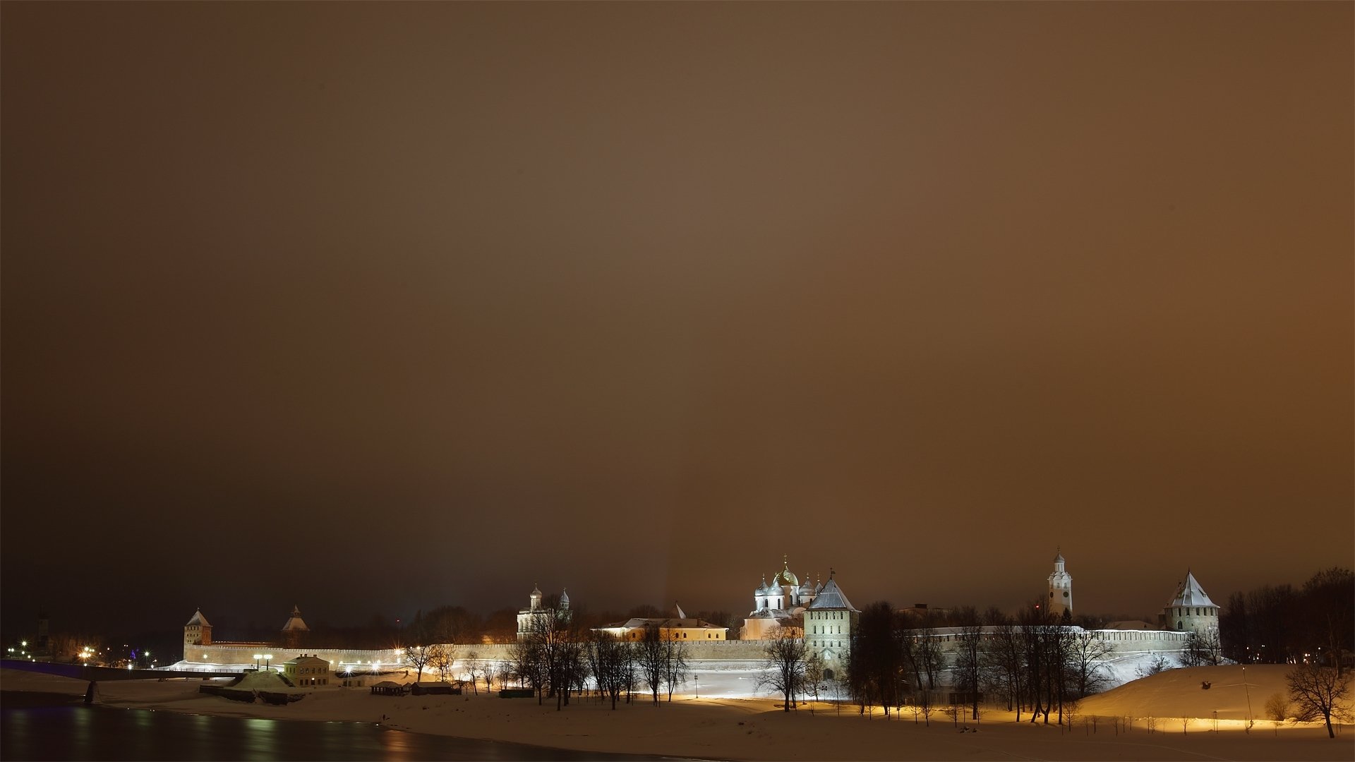 novgorod kremlin de novgorod ciudad río volkhov torres kremlin torre cúpula pared invierno cielo nieve noche