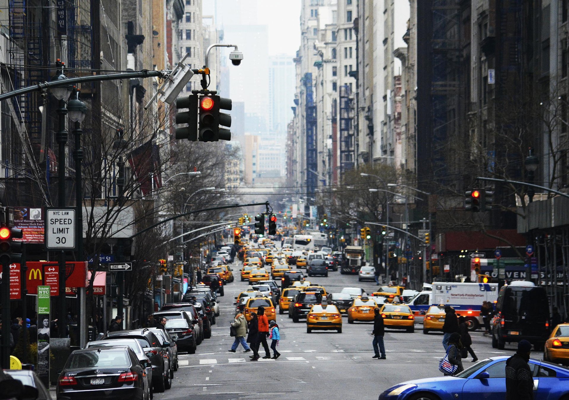 new york city stadt verkehr new york city wolkenkratzer straße häuser gebäude usa menschen taxi verkehr