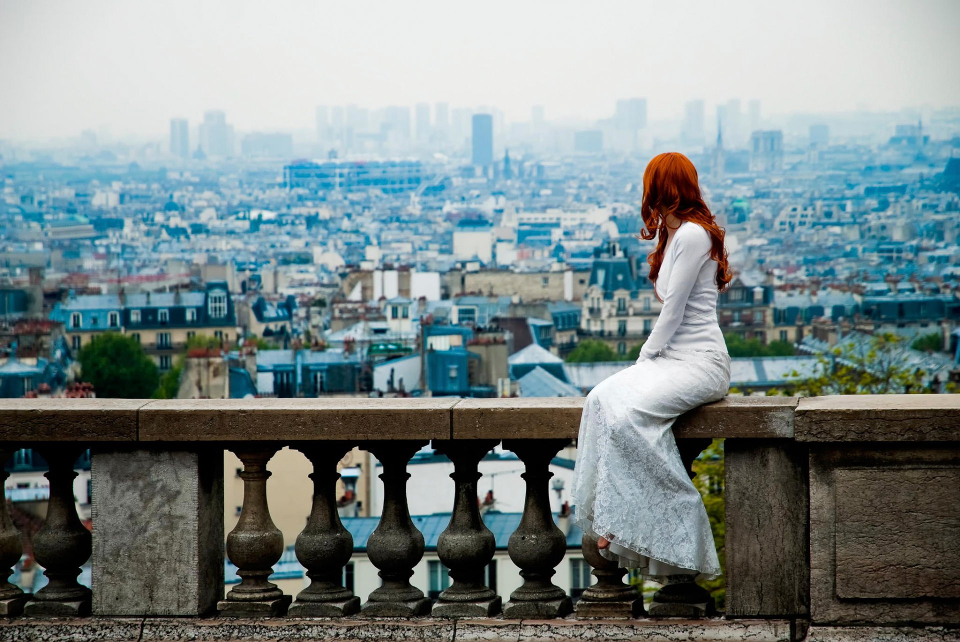 paris blick rothaarige mädchen kleid