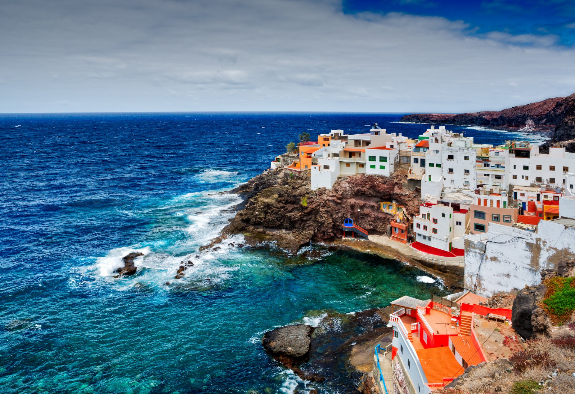 playa la caleta de arriba playa de caleta de arriba spanien las kanarischen inseln kanarische inseln ozean steine felsen küste häuser gebäude natur bewölkt