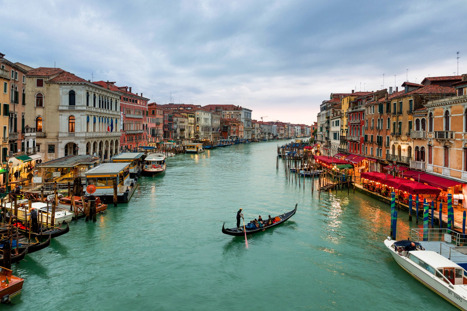 włochy wenecja canal grande canal grande miasto niebo chmury morze gondole ludzie łodzie domy budynki