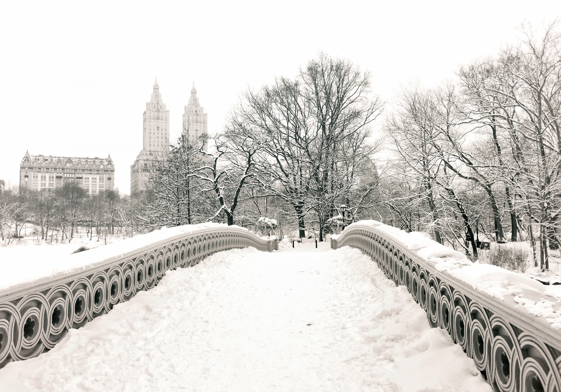 nowy jork usa manhattan central park bow bridge miasto zima śnieg park drzewa budynki domy