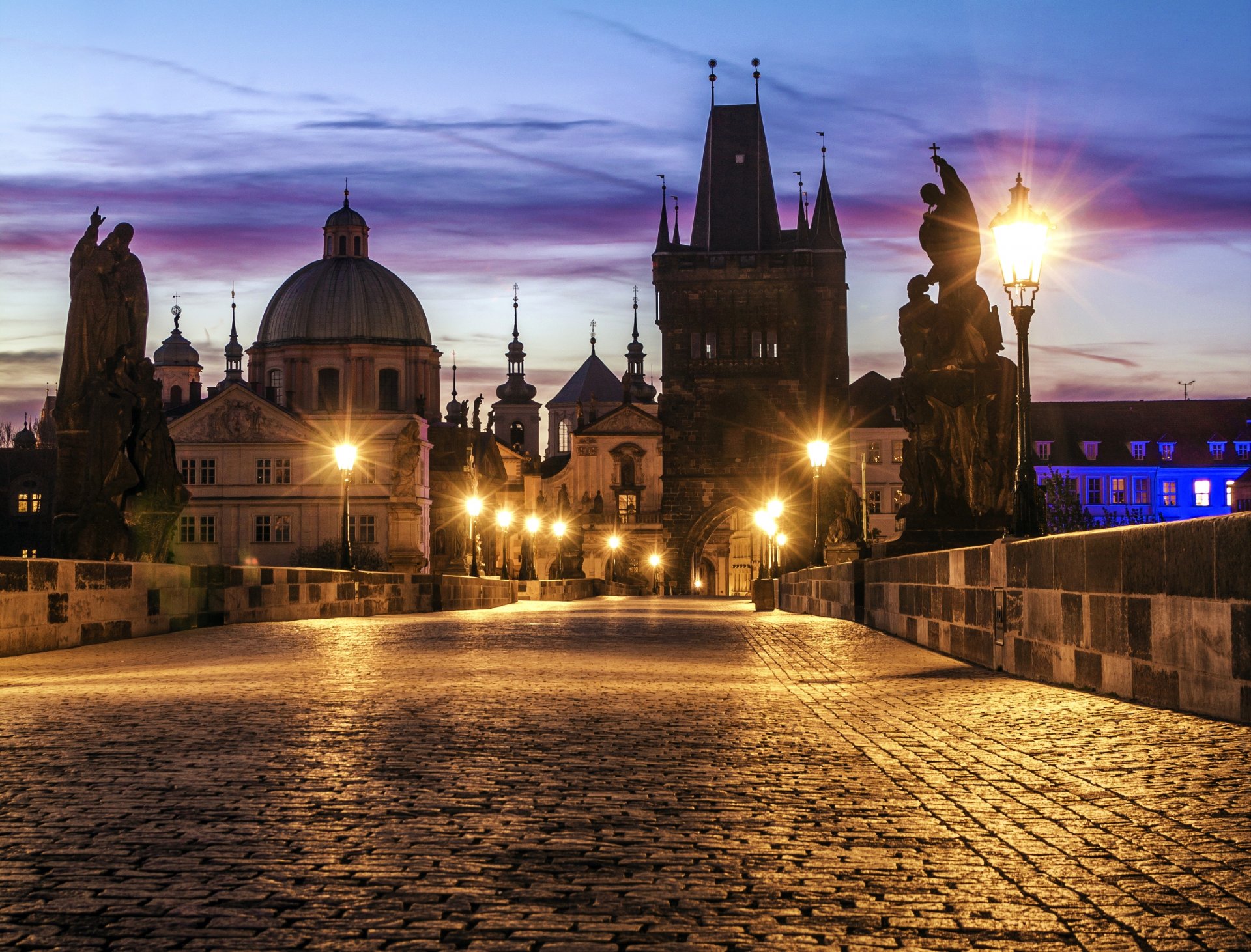 praga czechy česká republika karlův most most karola miasto architektura budynki rzeźby most kostka brukowa światła latarnie oświetlenie poranek świt