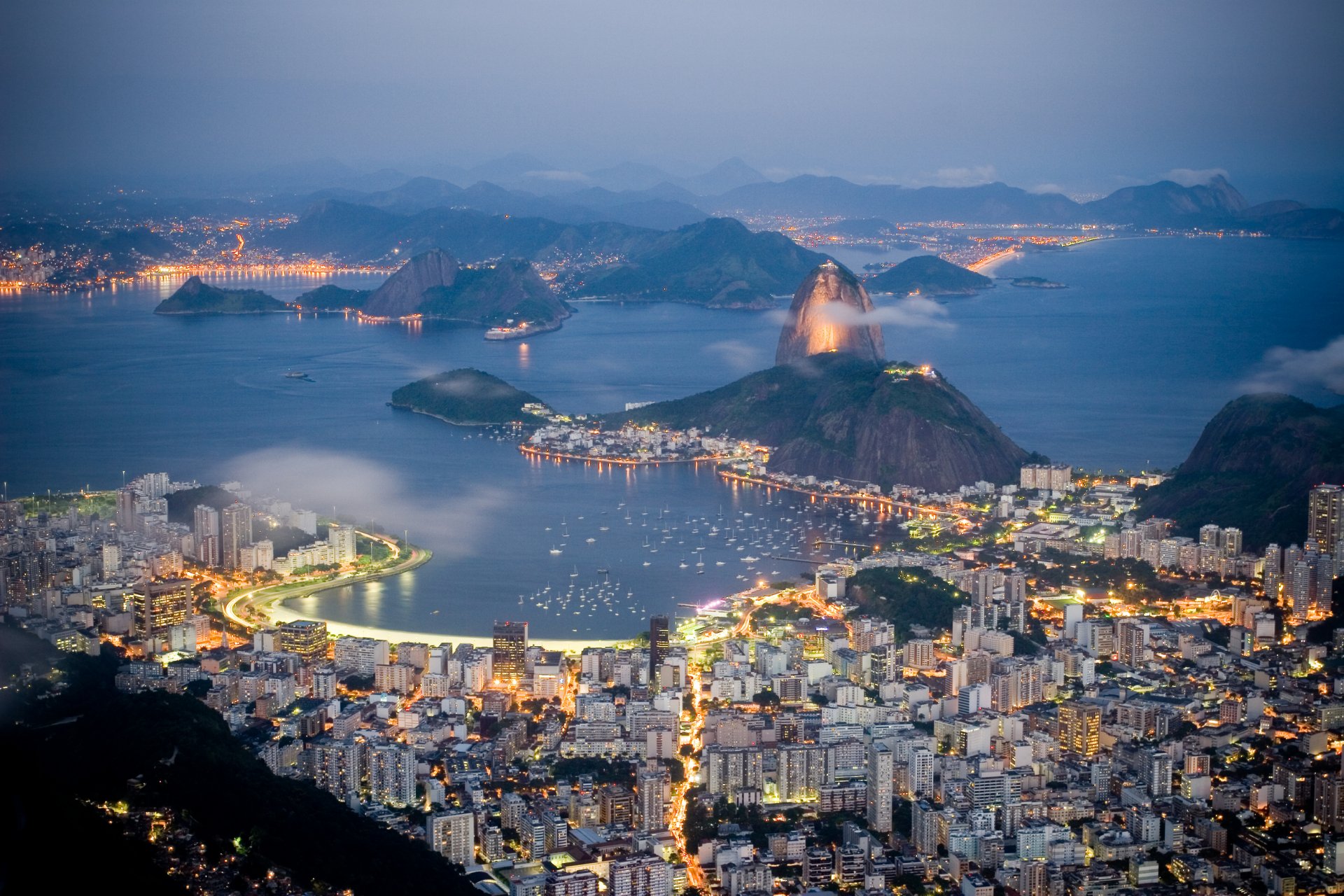 brasil río de janeiro noche mar luces costa casas edificios montañas