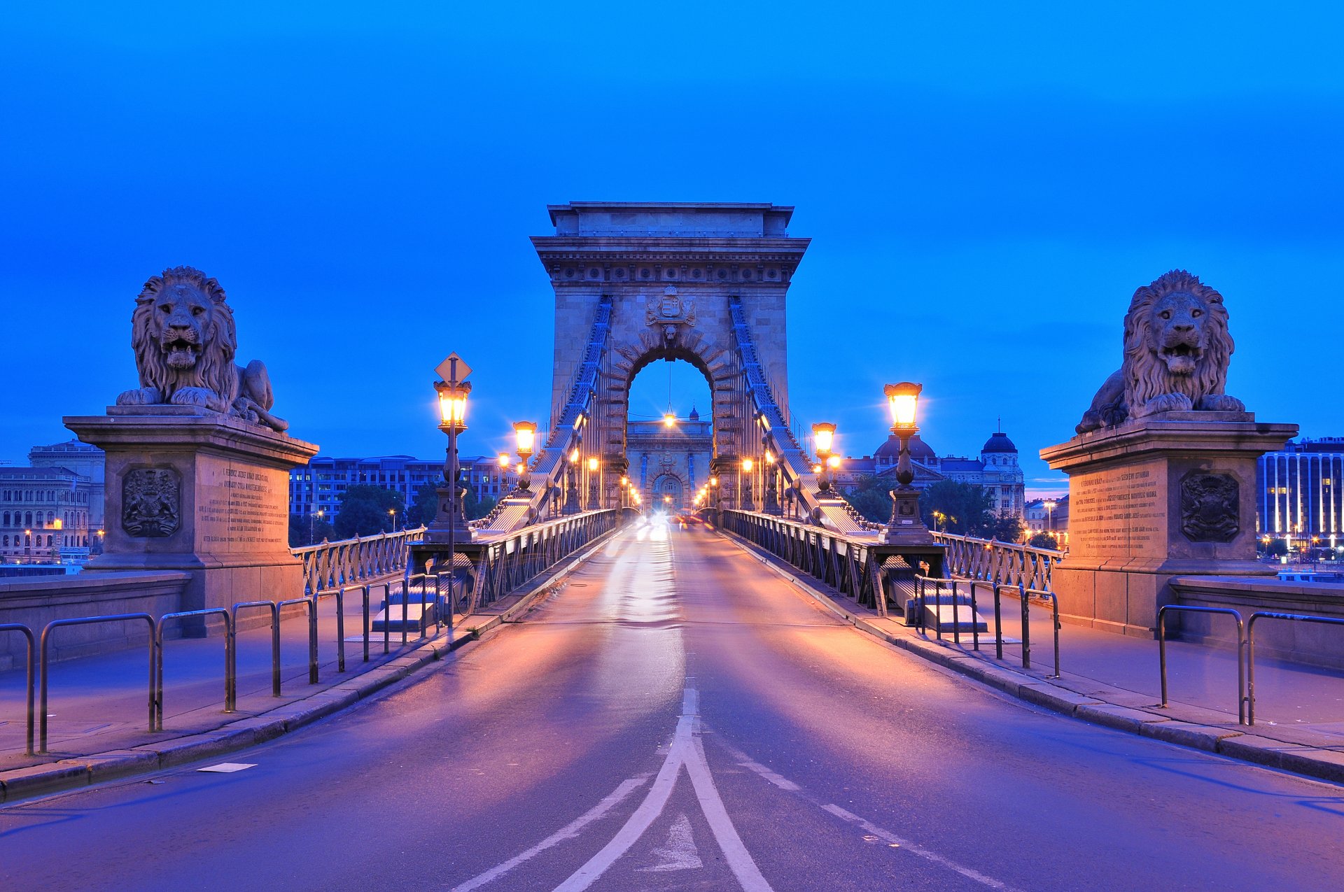 budapest magyarország ungarn széchenyi lánchíd kettenbrücke széchenyi stadt abend fluss donau skulpturen löwen straße beleuchtung laternen