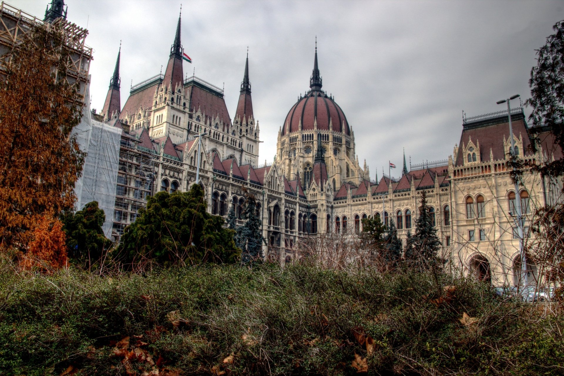 budapest ville hongrie magyarország parlement bâtiment architecture nature parc nuageux automne