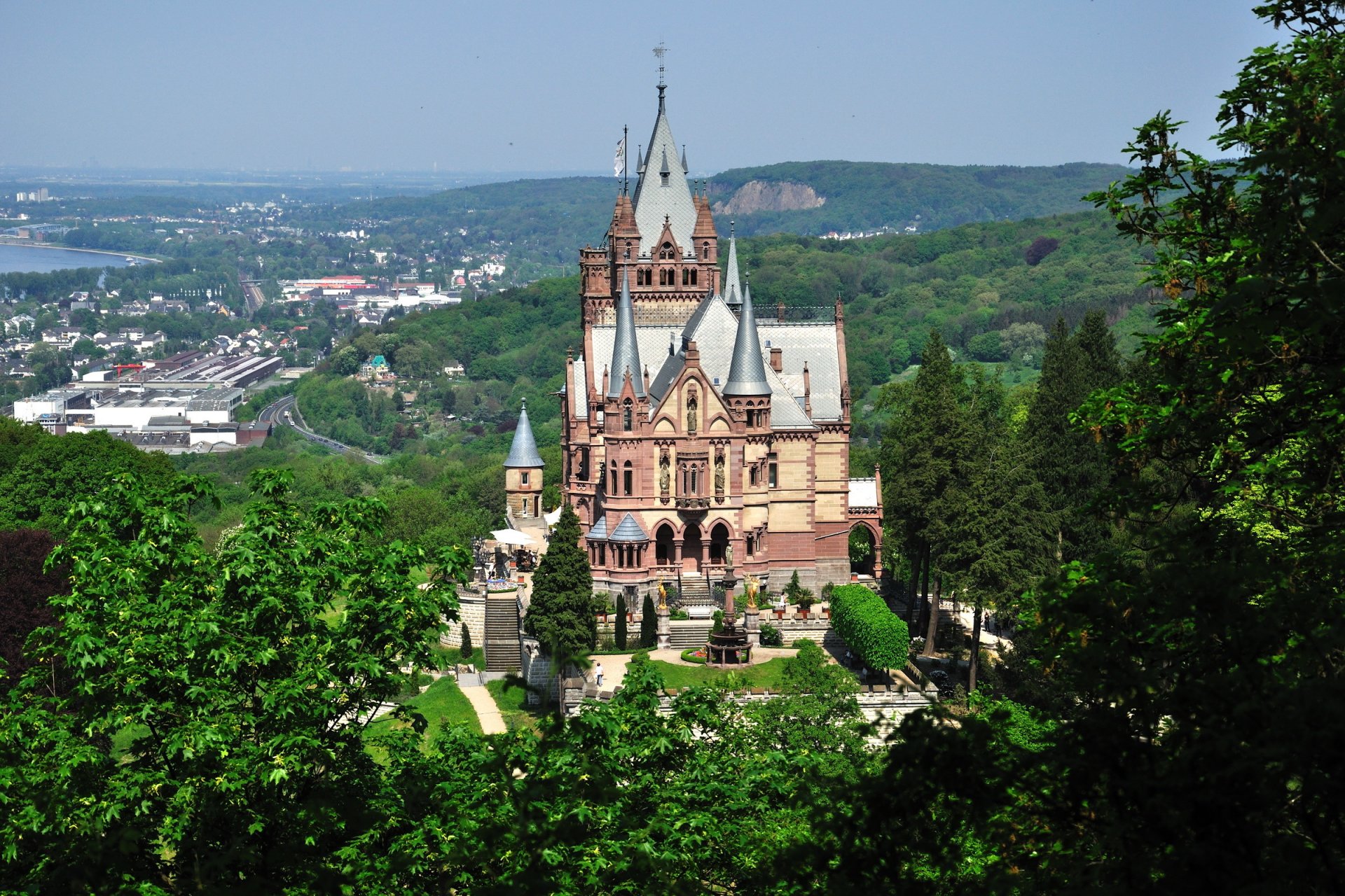 zamek niemcy drachenburg miasto las zieleń zdjęcia