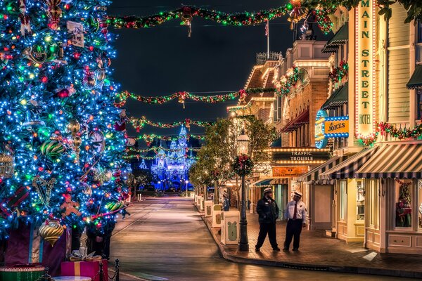 Arbre de Noël dans la ville pendant la nuit