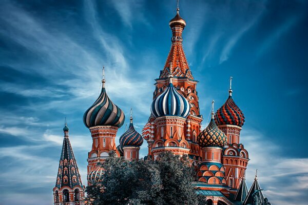 Moscú, Rusia, la iglesia de San Basilio contra el cielo azul