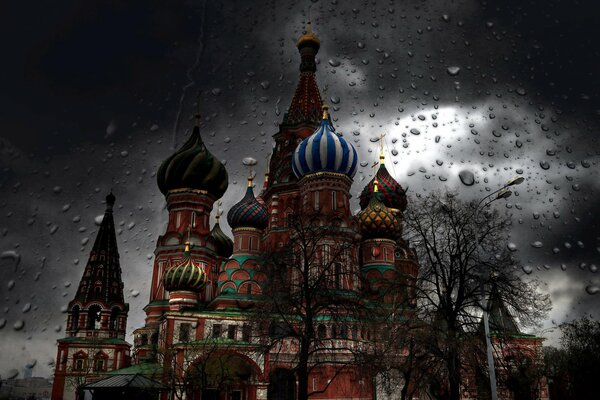Kremlin en Moscú durante la lluvia de otoño