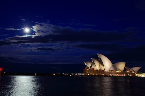 L edificio dell opera di Sydney la sera