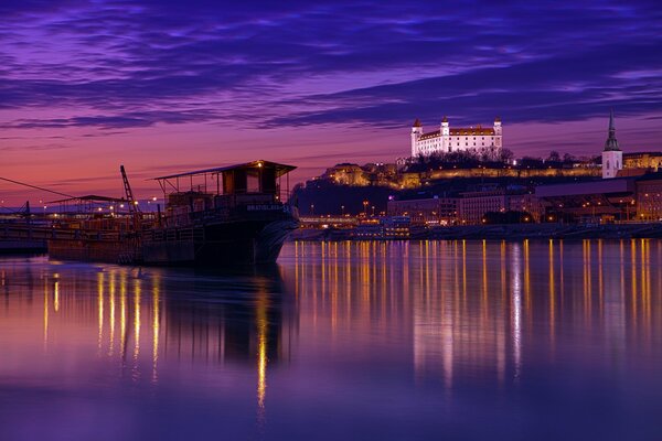 La ciudad nocturna de Bratislava está llena de luces
