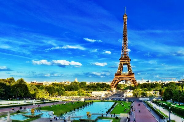 Der hohe Eiffelturm in Paris